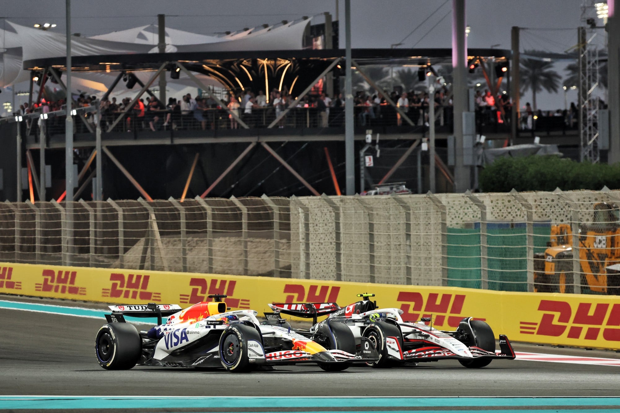 F1: Confira as imagens do GP de Abu Dhabi 2025 Isack Hadjar (FRA) Racing Bulls VCARB 02 and Oliver Bearman (GBR) Haas VF-25 battle for position.