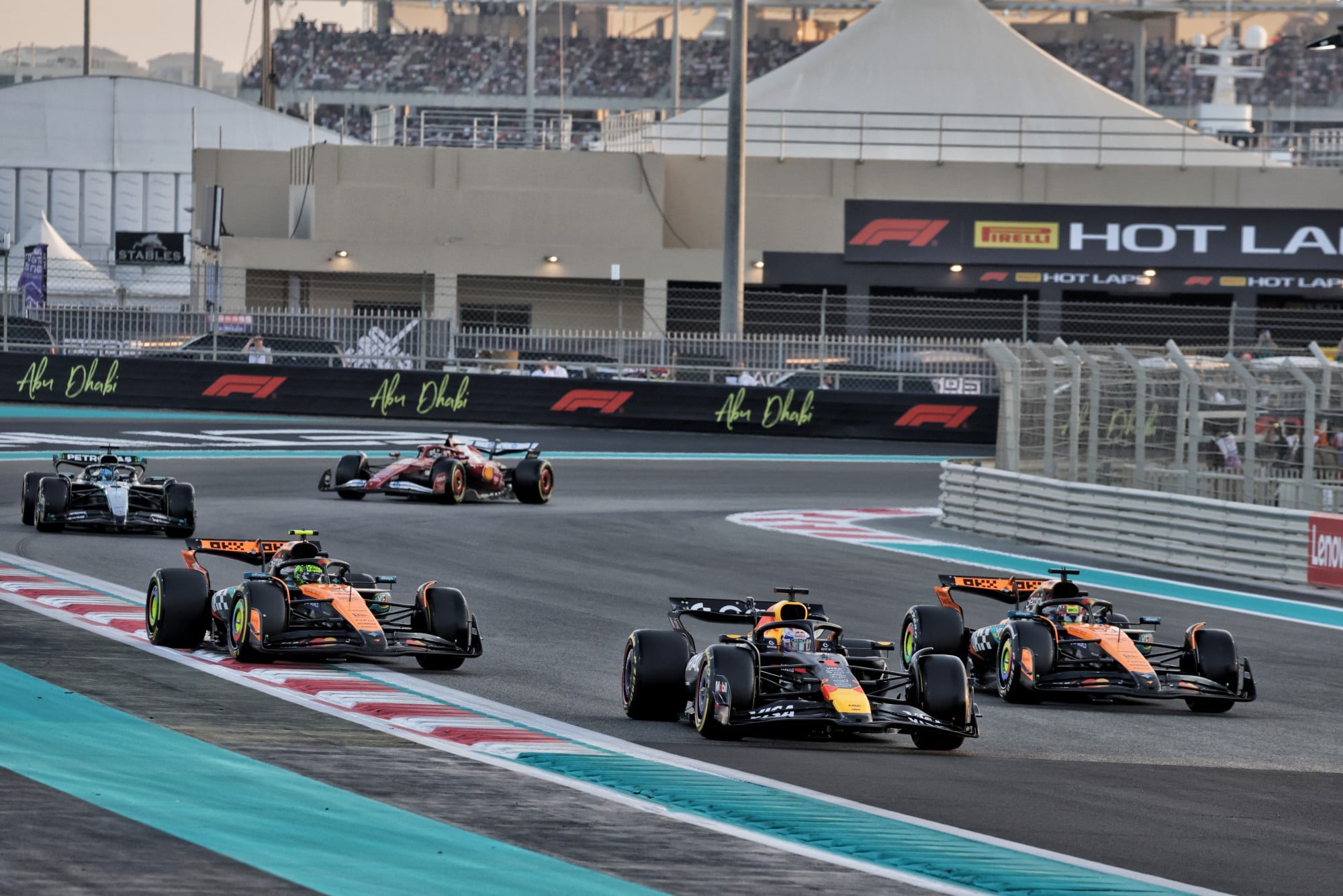 F1: Confira as imagens do GP de Abu Dhabi 2025 Max Verstappen (NLD) Red Bull Racing RB21.