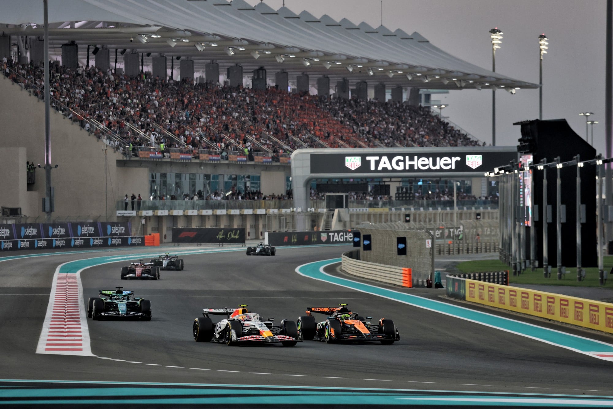 F1: Confira as imagens do GP de Abu Dhabi 2025 Liam Lawson (NZL) Racing Bulls VCARB 02 and Lando Norris (GBR) McLaren MCL39 battle for position.