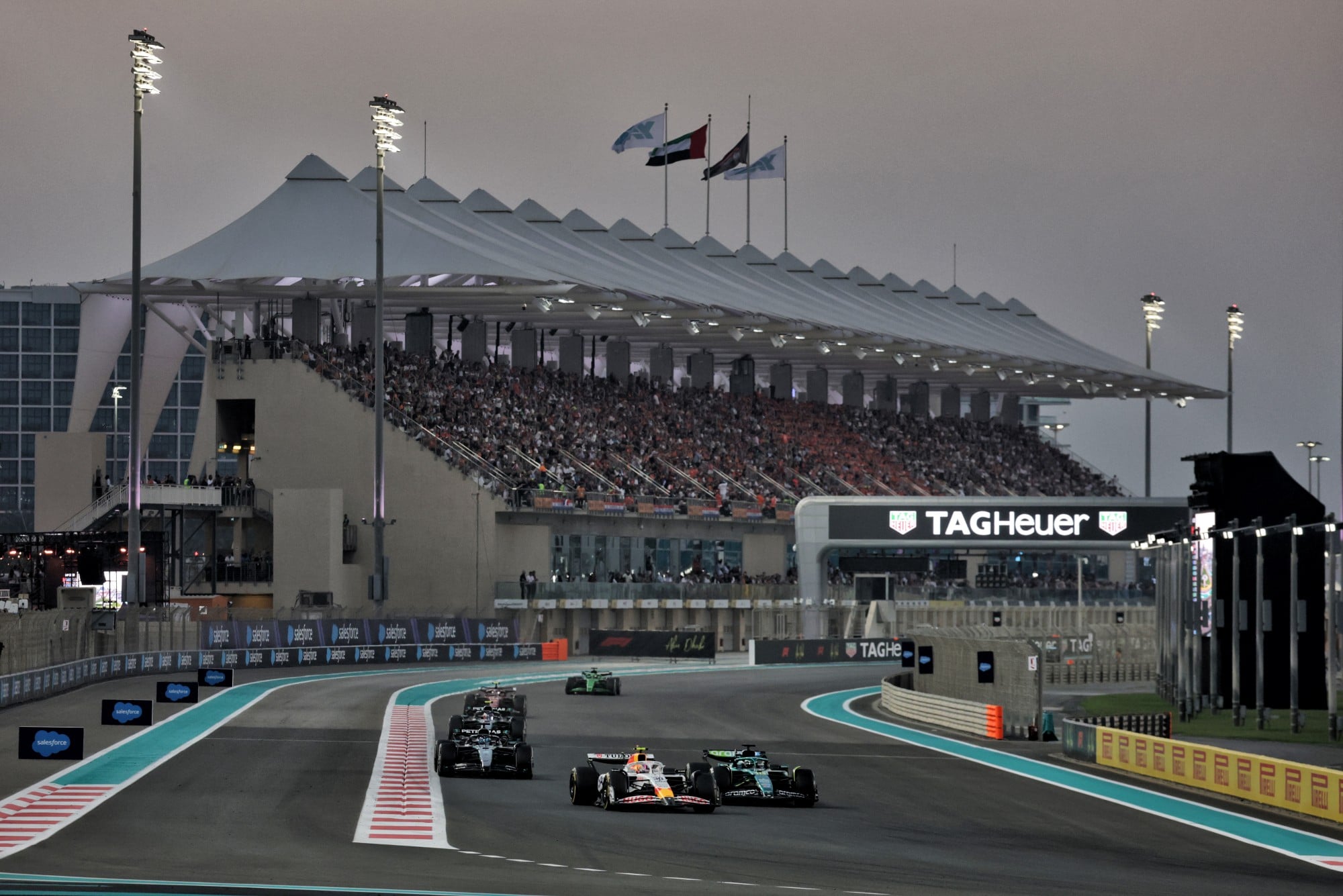 F1: Confira as imagens do GP de Abu Dhabi 2025 Liam Lawson (NZL) Racing Bulls VCARB 02 and George Russell (GBR) Mercedes AMG F1 W16 battle for position.