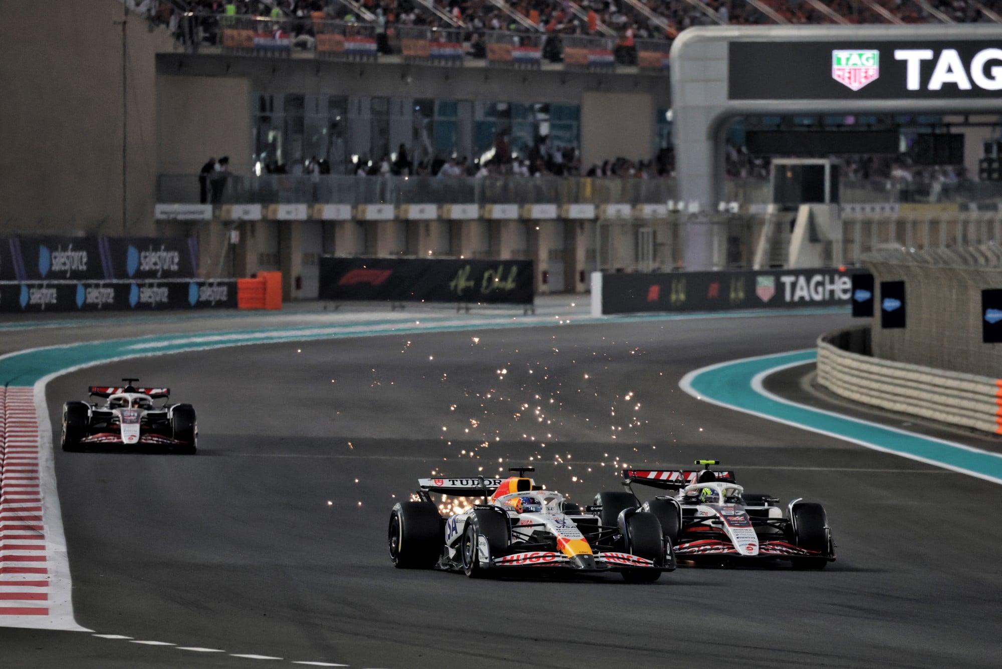F1: Confira as imagens do GP de Abu Dhabi 2025 Isack Hadjar (FRA) Racing Bulls VCARB 02 and Oliver Bearman (GBR) Haas VF-25 battle for position.