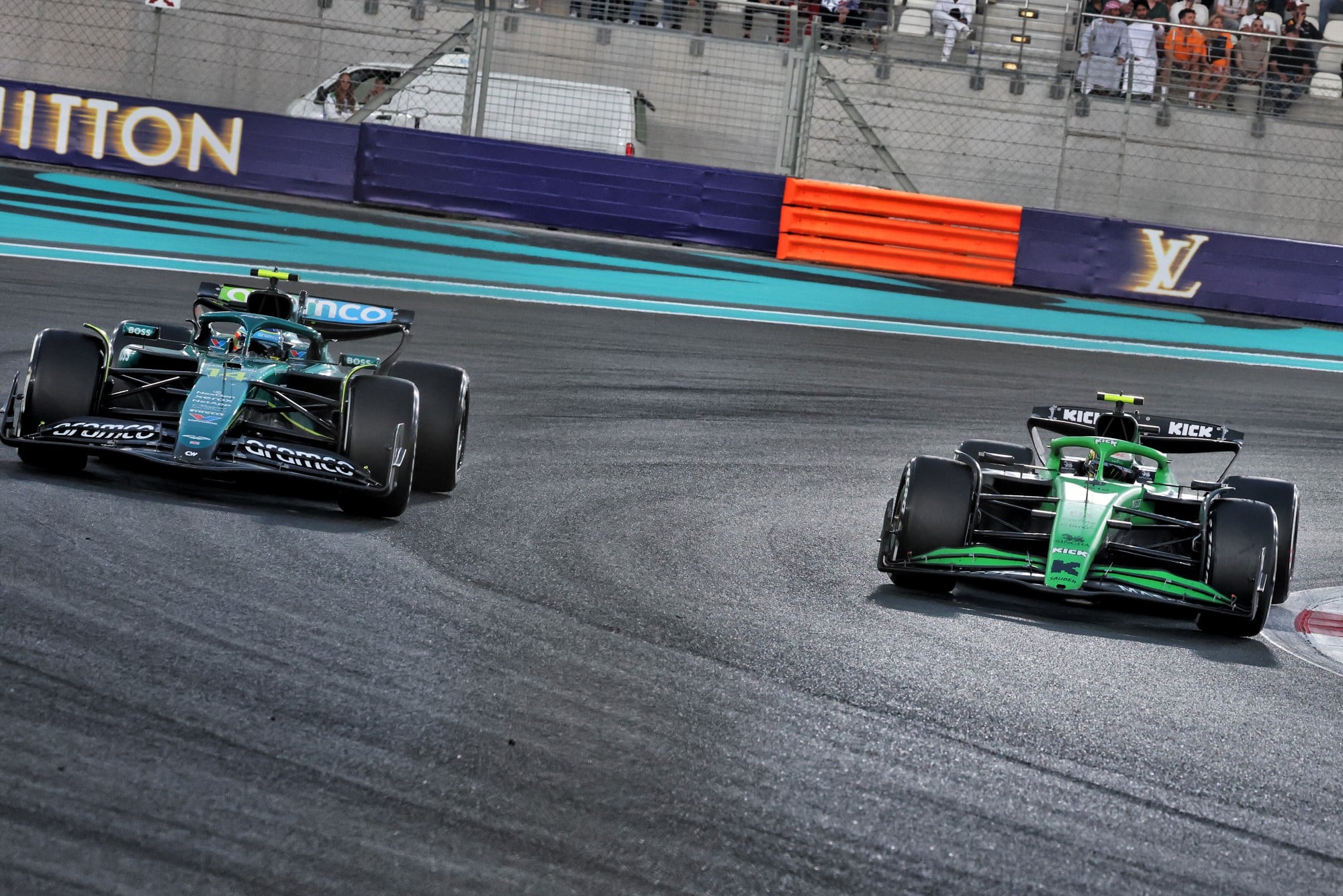 F1: Confira as imagens do GP de Abu Dhabi 2025 Fernando Alonso (ESP) Aston Martin F1 Team AMR25 and Gabriel Bortoleto (BRA) Sauber C45 battle for position.