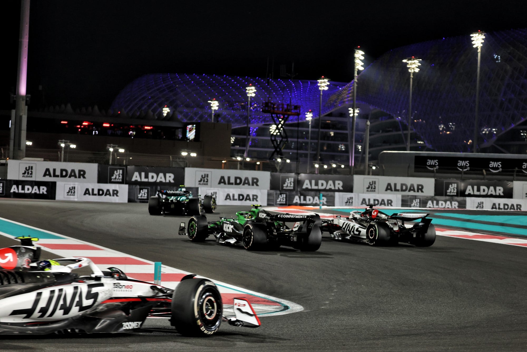 F1: Confira as imagens do GP de Abu Dhabi 2025 Gabriel Bortoleto (BRA) Sauber C45 and Esteban Ocon (FRA) Haas VF-25 battle for position.