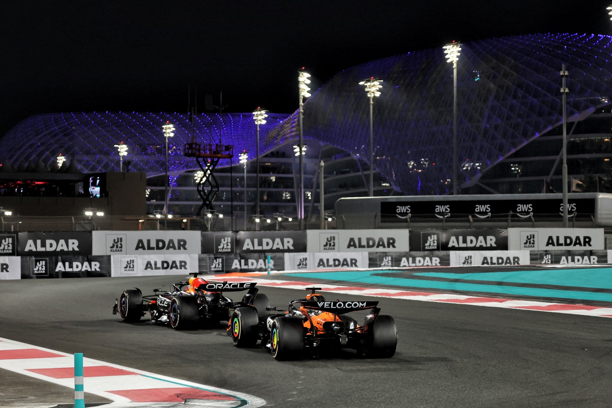 F1: Confira as imagens do GP de Abu Dhabi 2025 Max Verstappen (NLD) Red Bull Racing RB21 leads Oscar Piastri (AUS) McLaren MCL39.