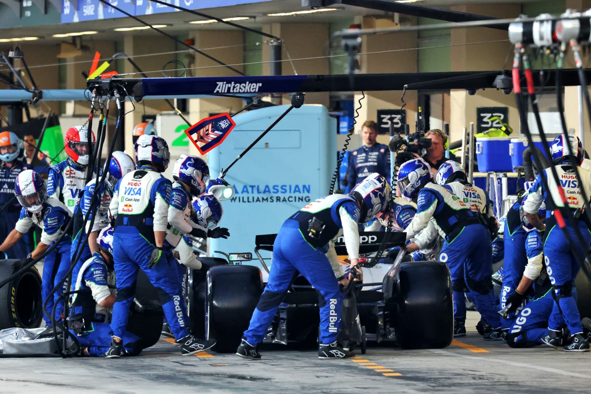F1: Confira as imagens do GP de Abu Dhabi 2025 Liam Lawson (NZL) Racing Bulls VCARB 02 makes a pit stop.