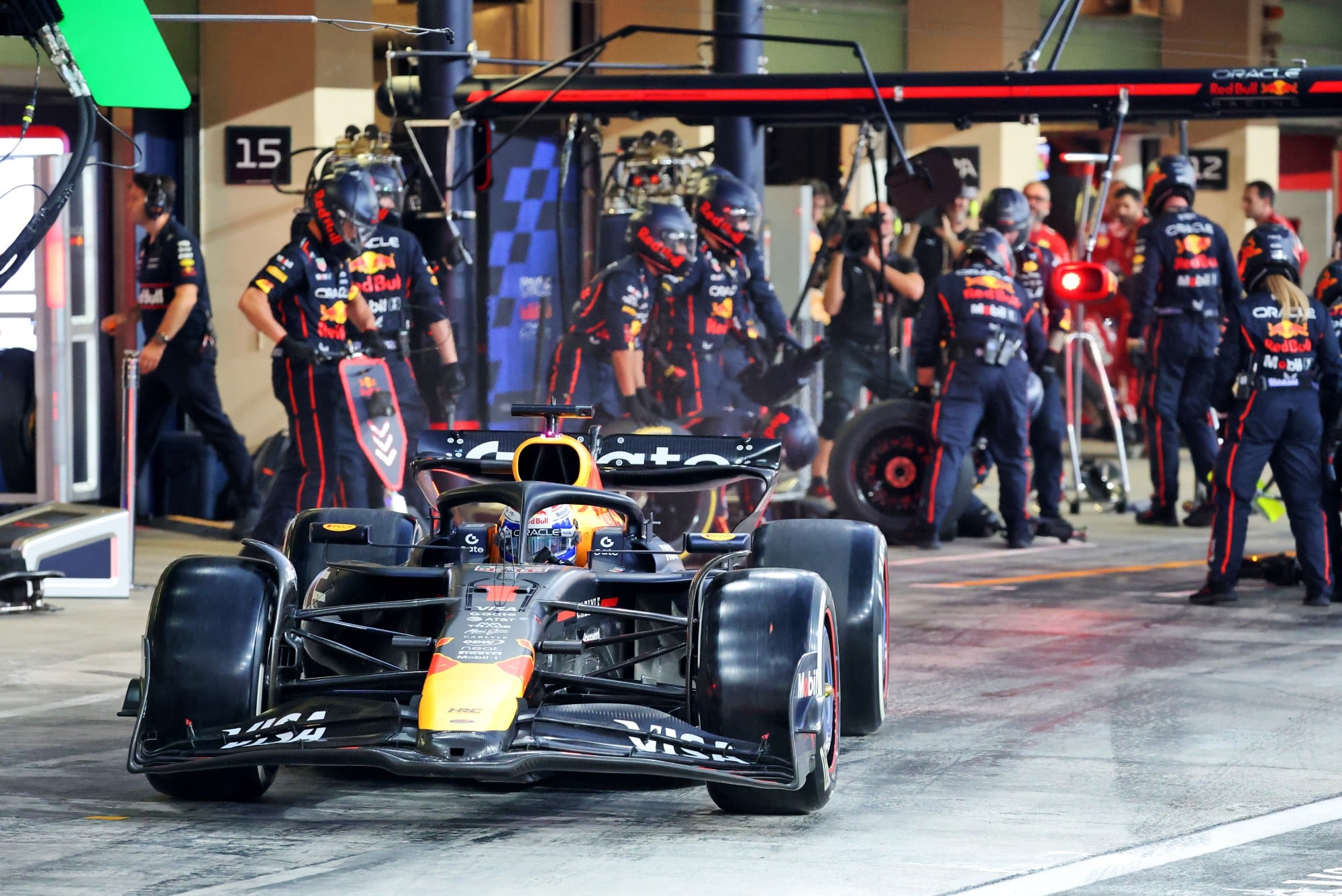 F1: Confira as imagens do GP de Abu Dhabi 2025 Max Verstappen (NLD) Red Bull Racing RB21 makes a pit stop.
