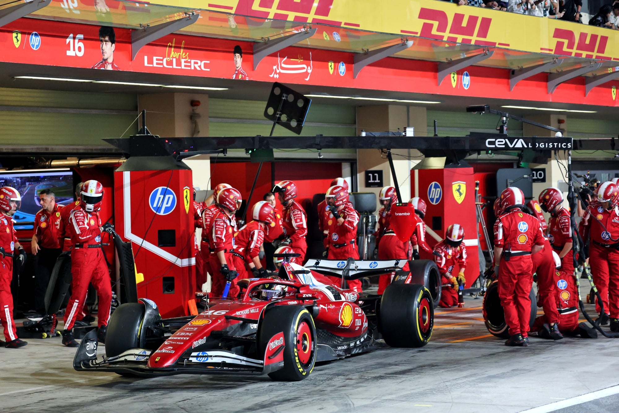 F1: Confira as imagens do GP de Abu Dhabi 2025 Charles Leclerc (MON) Ferrari SF-25 makes a pit stop.