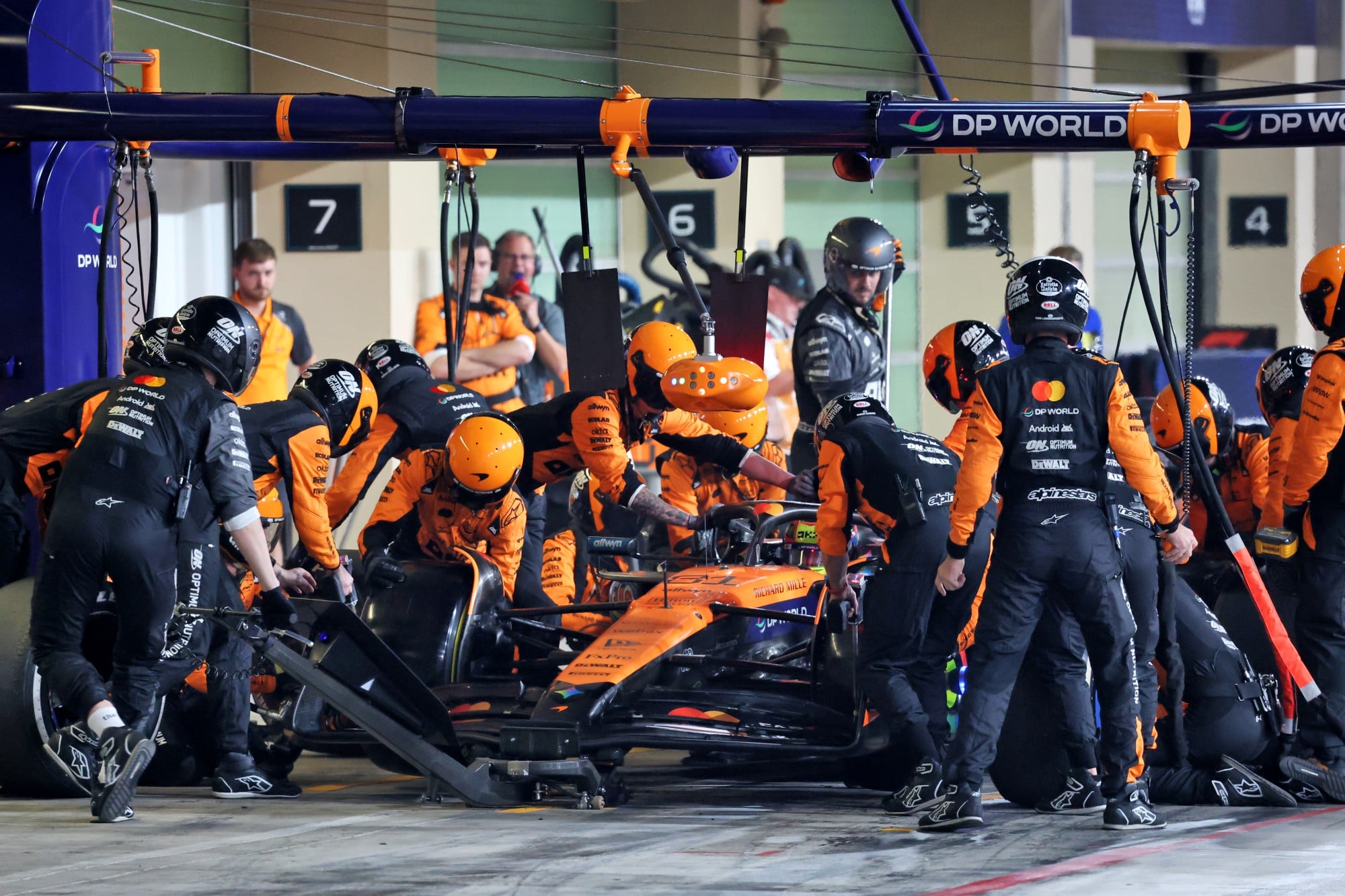 F1: Confira as imagens do GP de Abu Dhabi 2025 Oscar Piastri (AUS) McLaren MCL39 makes a pit stop.