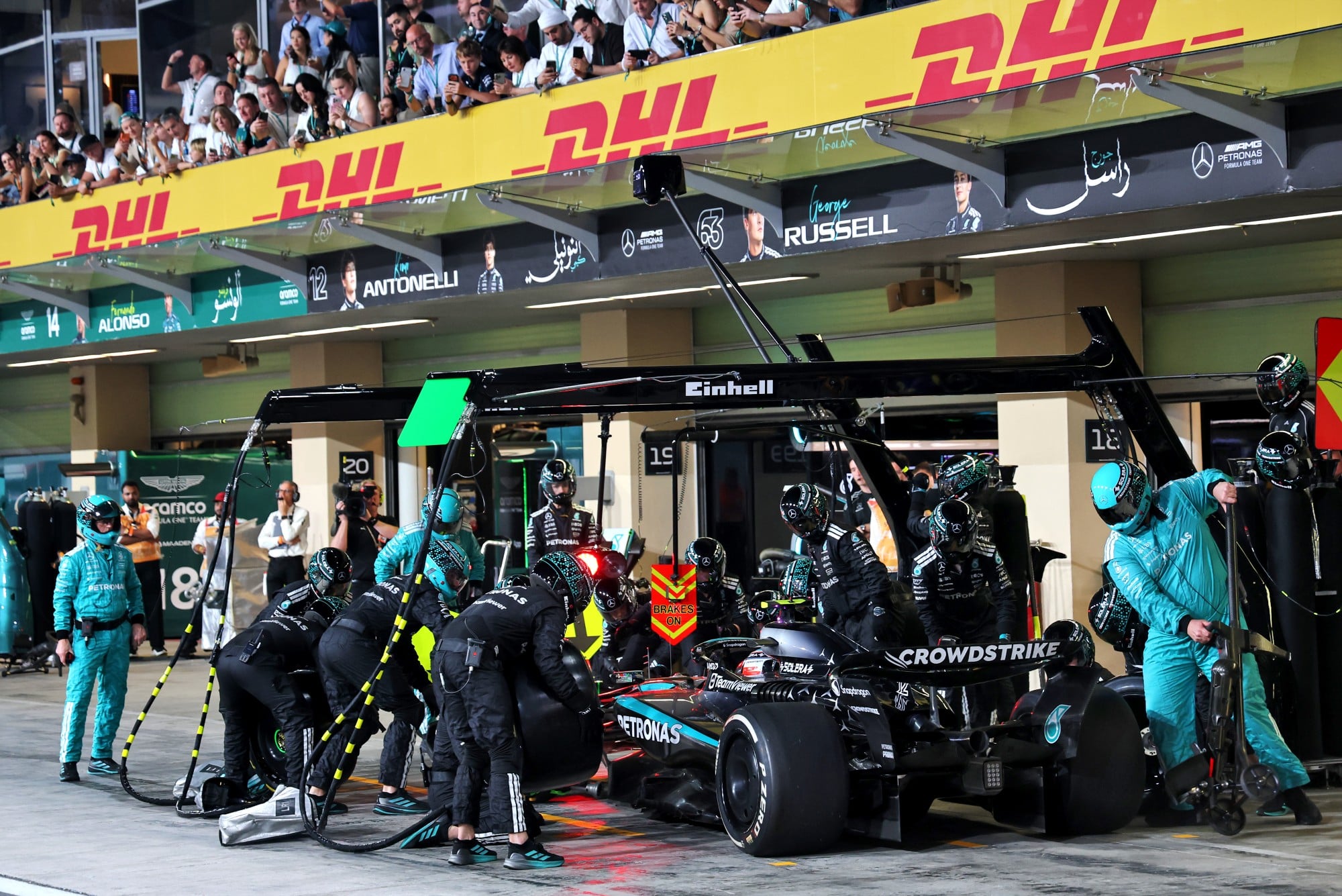 F1: Confira as imagens do GP de Abu Dhabi 2025 Andrea Kimi Antonelli (ITA) Mercedes AMG F1 W16 makes a pit stop.