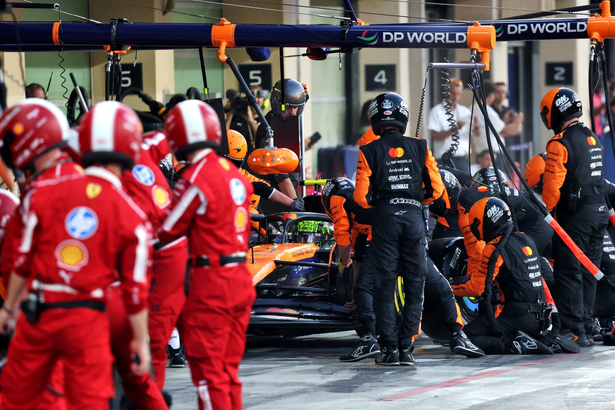 F1: Confira as imagens do GP de Abu Dhabi 2025 Lando Norris (GBR) McLaren MCL39 makes a pit stop.