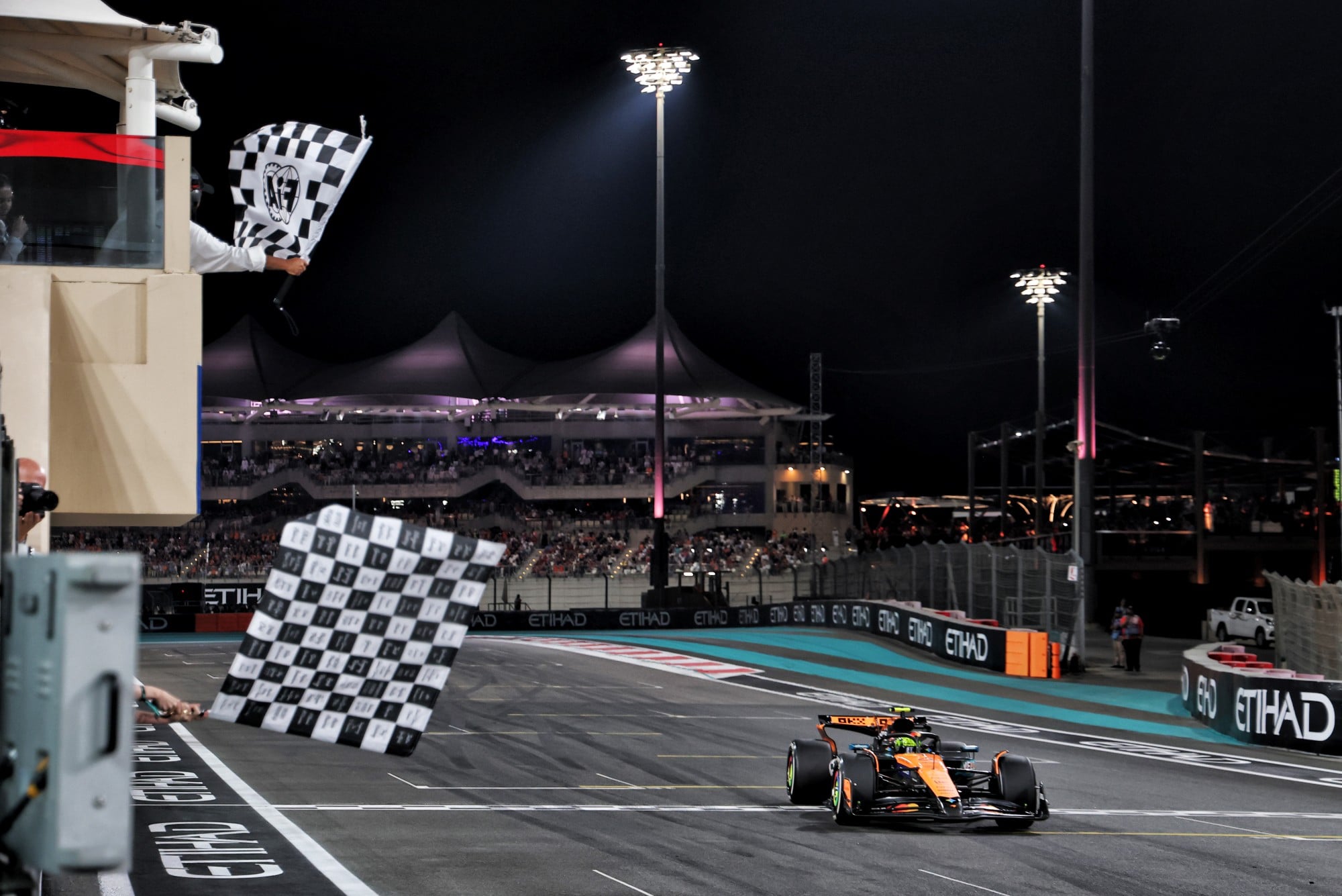 F1: Verstappen vence em Abu Dhabi, mas Norris vai ao pódio e é campeão mundial de 2025 F1: Verstappen vence em Abu Dhabi, mas Norris vai ao pódio e é campeão mundial de 2025