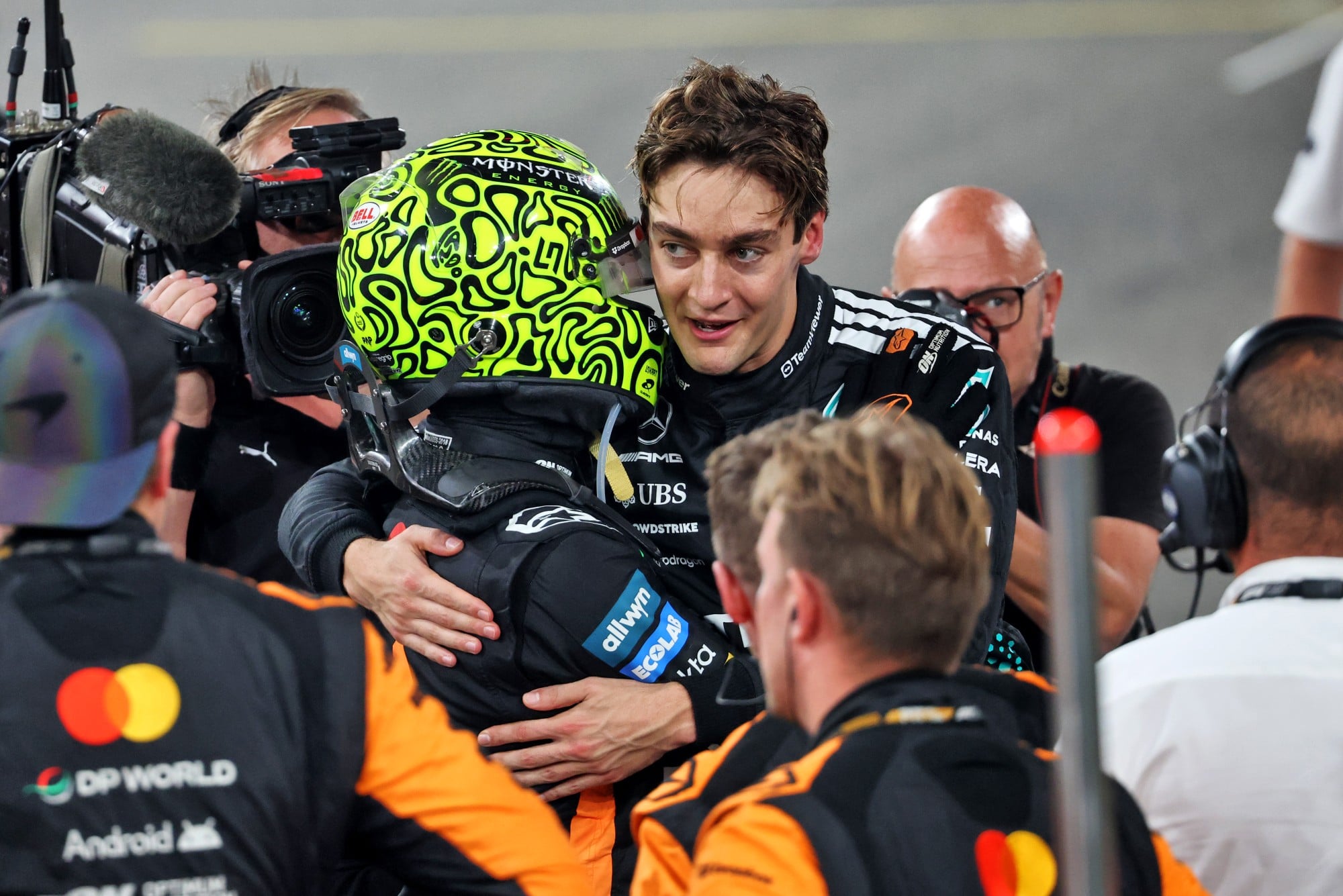 F1: Confira as imagens do GP de Abu Dhabi 2025 (L to R): Third placed World Champion Lando Norris (GBR) McLaren celebrates with George Russell (GBR) Mercedes AMG F1 in parc ferme.
