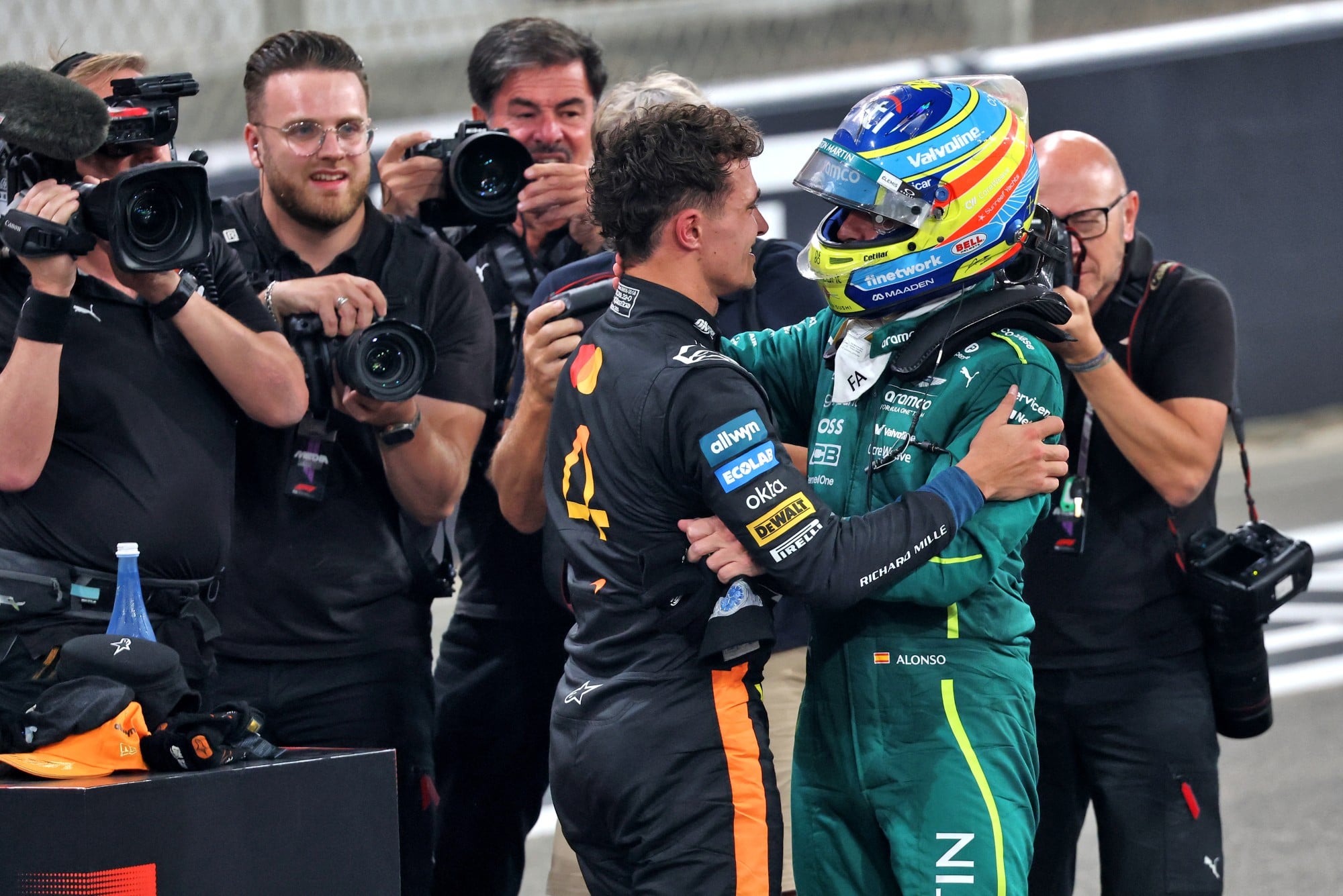 F1: Confira as imagens do GP de Abu Dhabi 2025 (L to R): Third placed World Champion Lando Norris (GBR) McLaren with Fernando Alonso (ESP) Aston Martin F1 Team.
