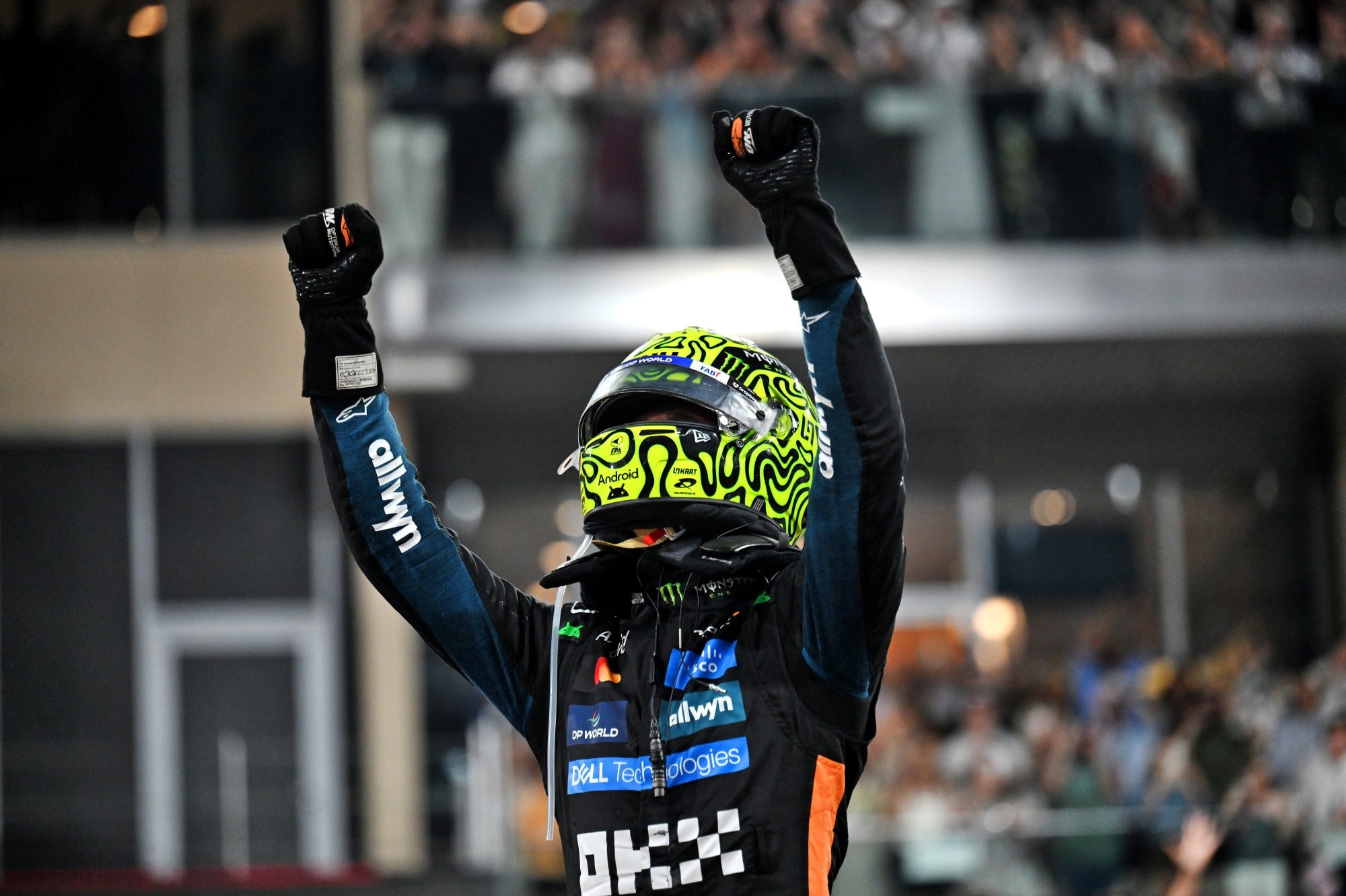 F1: Confira as imagens do GP de Abu Dhabi 2025 Third placed World Champion Lando Norris (GBR) McLaren celebrates in parc ferme.