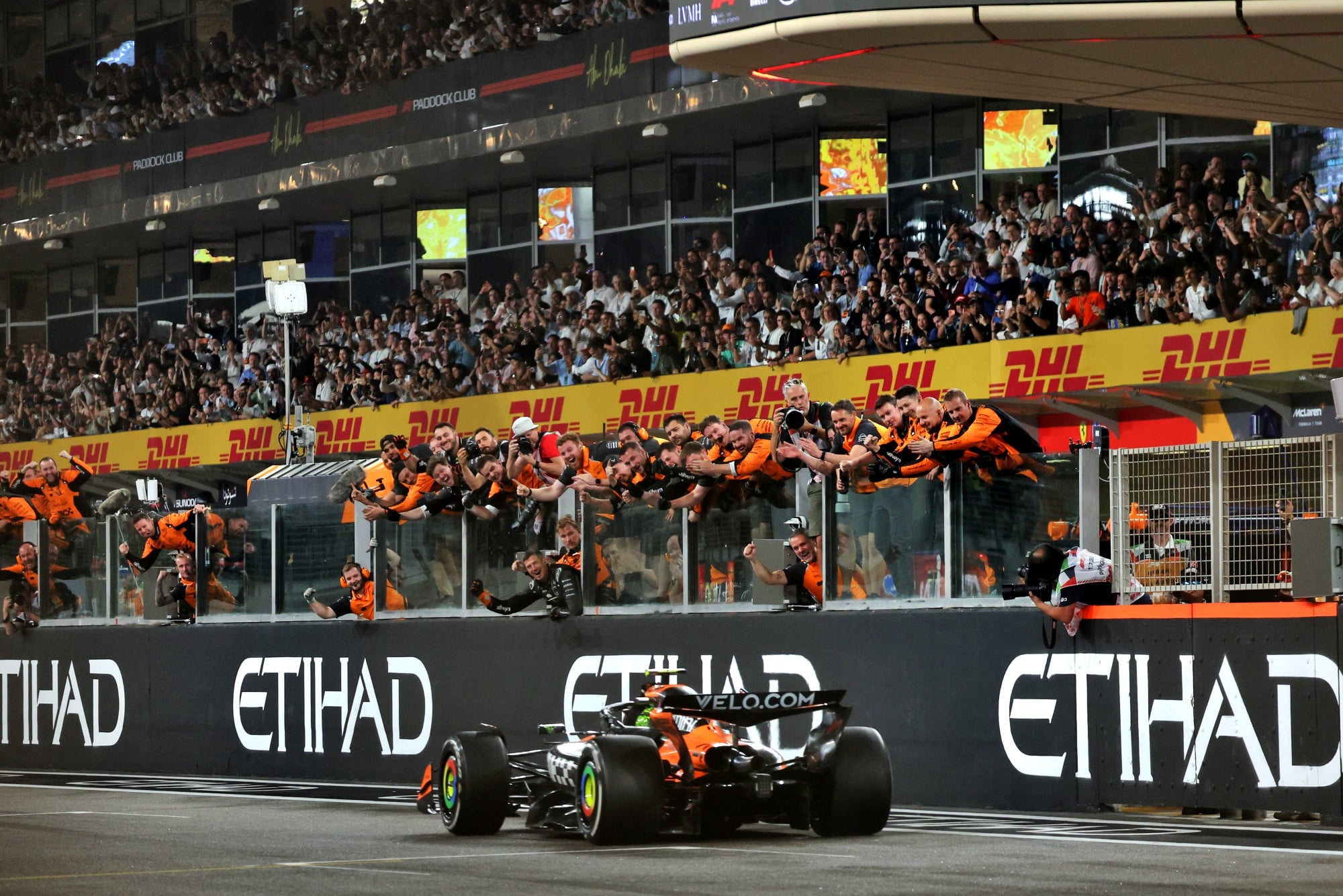 F1: Confira as imagens do GP de Abu Dhabi 2025 Third placed World Champion Lando Norris (GBR) McLaren MCL39 passes the team at the end of the race.