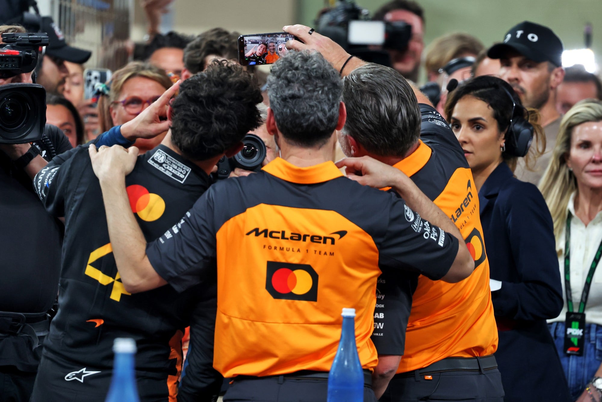 F1: Confira as imagens do GP de Abu Dhabi 2025 (L to R): Third placed World Champion Lando Norris (GBR) McLaren celebrates with Andrea Stella (ITA) McLaren Team Principal and Zak Brown (USA) McLaren Executive Director in parc ferme.
