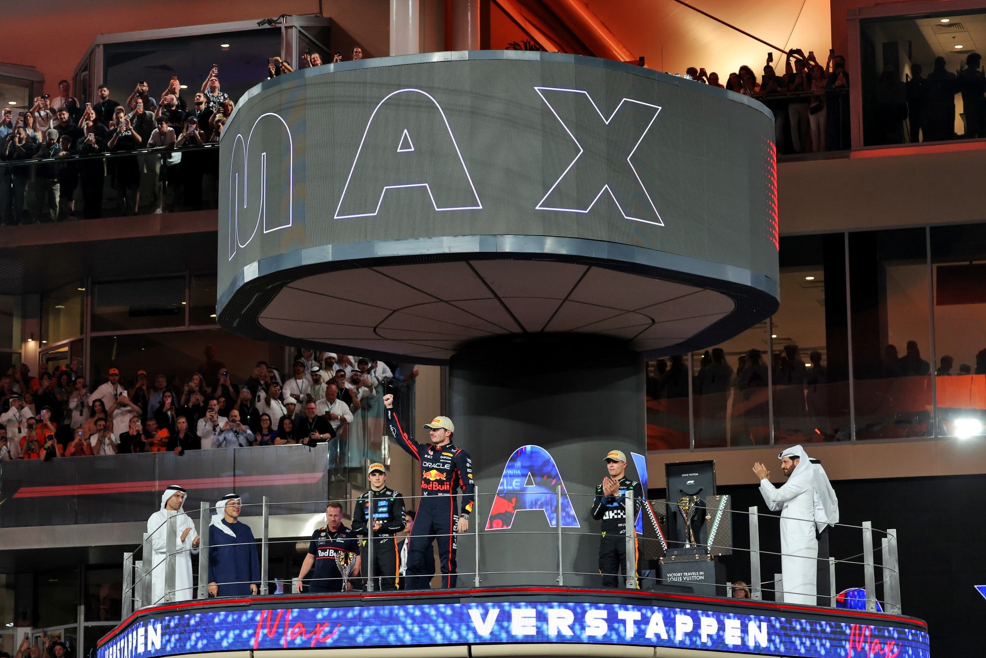 F1: Confira as imagens do GP de Abu Dhabi 2025 The podium (L to R): Richard Wolverson (GBR) Red Bull Racing Head of Race Team Operations; Oscar Piastri (AUS) McLaren, second; Max Verstappen (NLD) Red Bull Racing, race winner; Lando Norris (GBR) McLaren, third.
