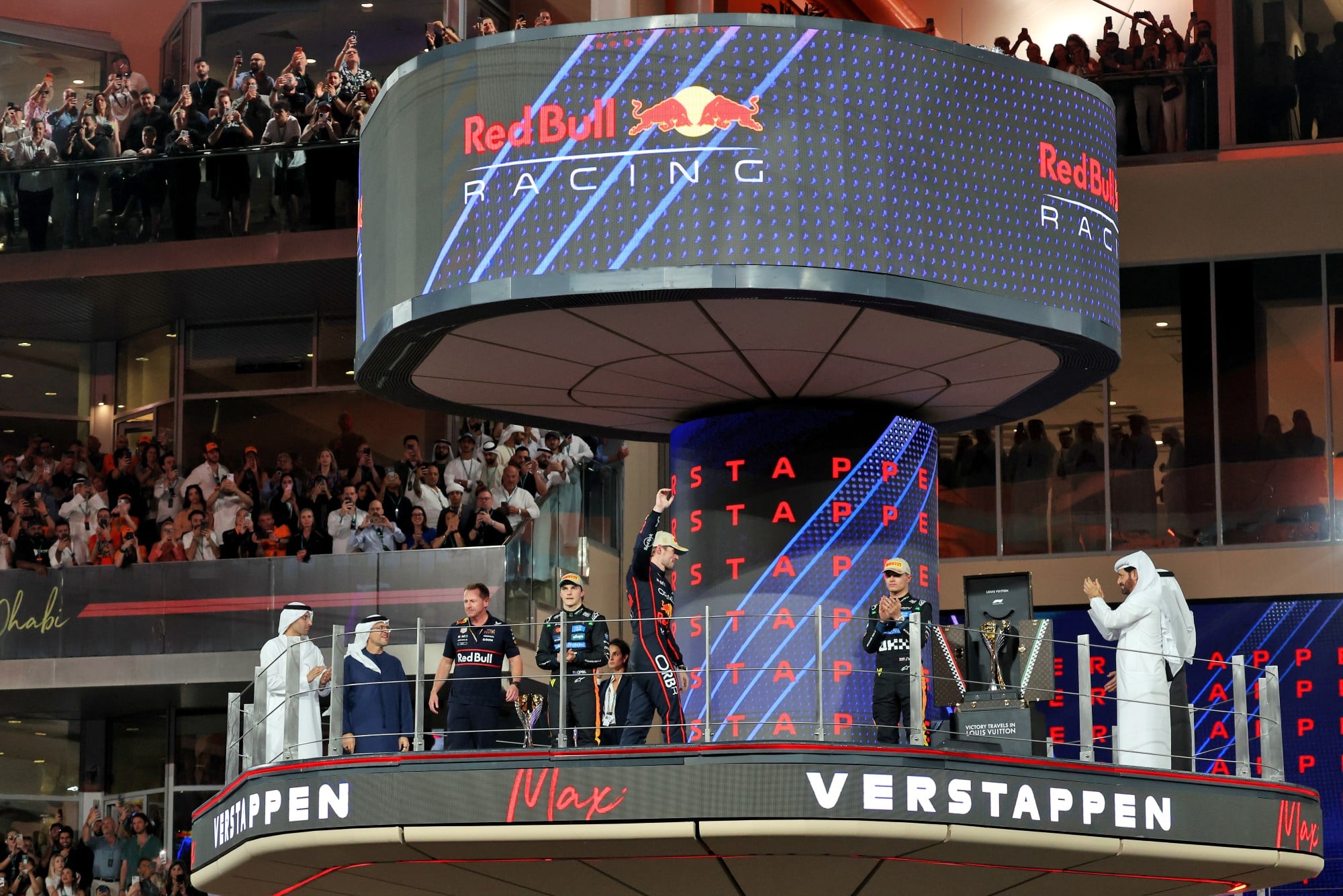 F1: Confira as imagens do GP de Abu Dhabi 2025 The podium (L to R): Richard Wolverson (GBR) Red Bull Racing Head of Race Team Operations; Oscar Piastri (AUS) McLaren, second; Max Verstappen (NLD) Red Bull Racing, race winner; Lando Norris (GBR) McLaren, third.
