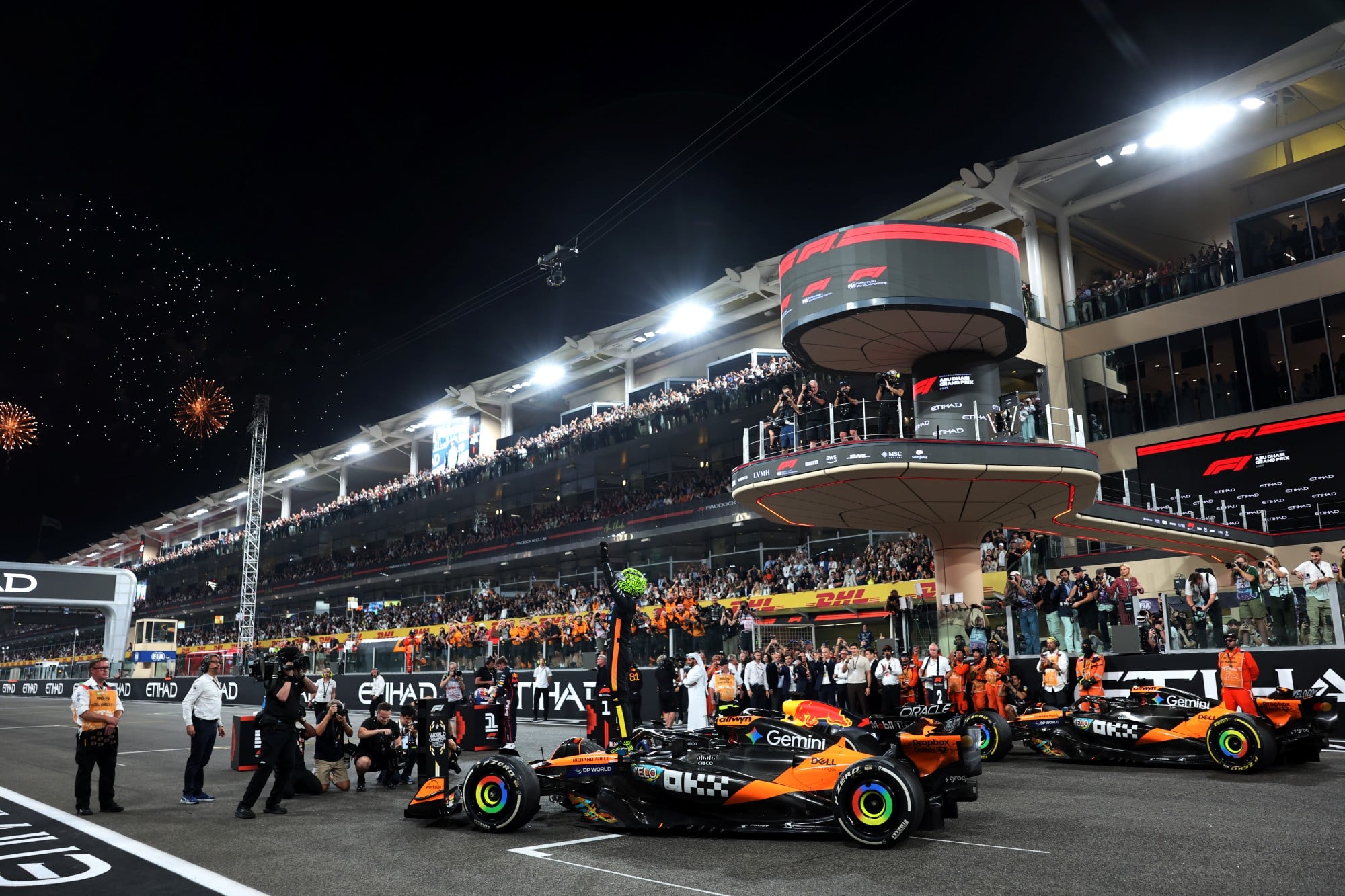 F1: Confira as imagens do GP de Abu Dhabi 2025 Third placed World Champion Lando Norris (GBR) McLaren celebrates in parc ferme.