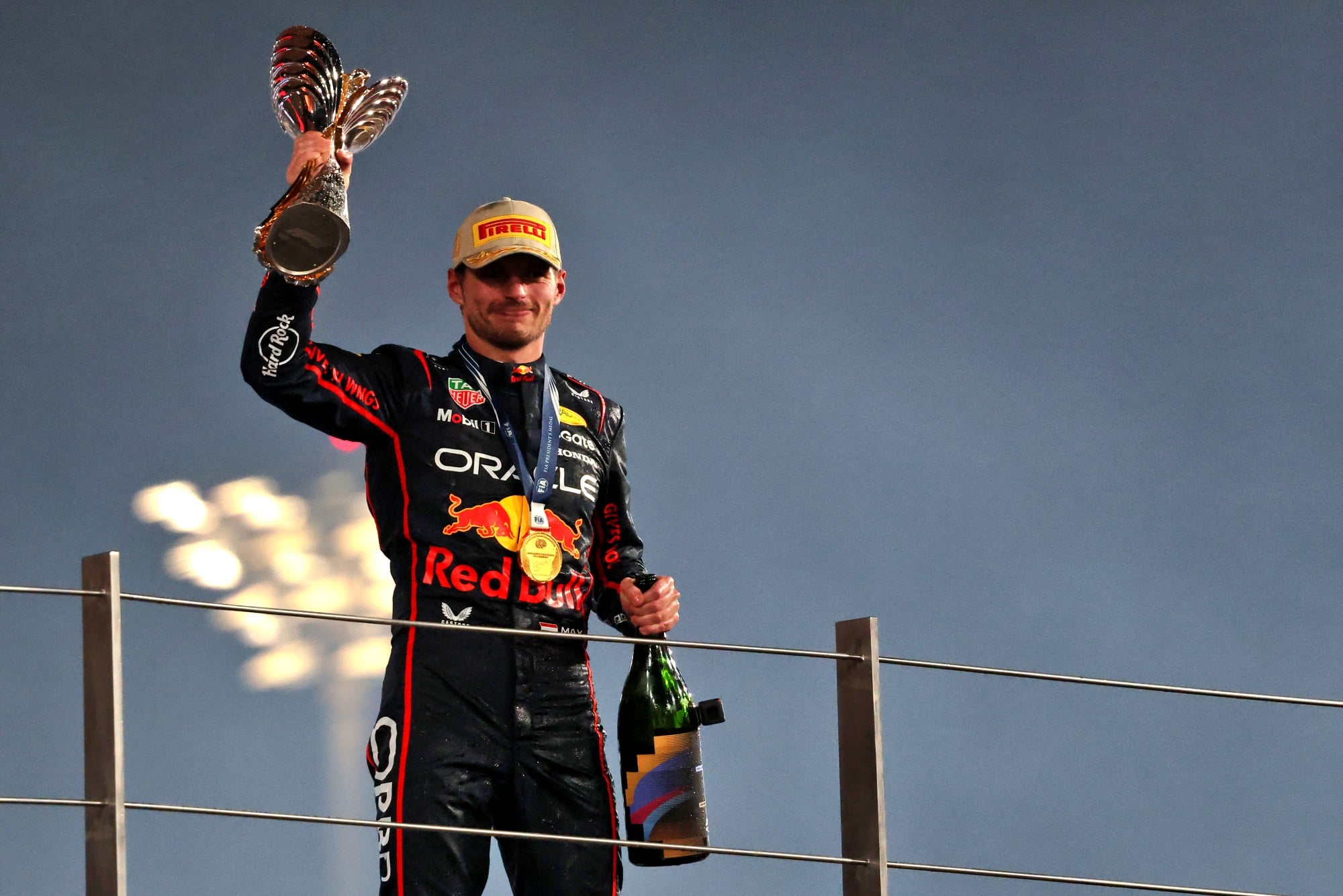 F1: Confira as imagens do GP de Abu Dhabi 2025 Race winner Max Verstappen (NLD) Red Bull Racing celebrates on the podium.