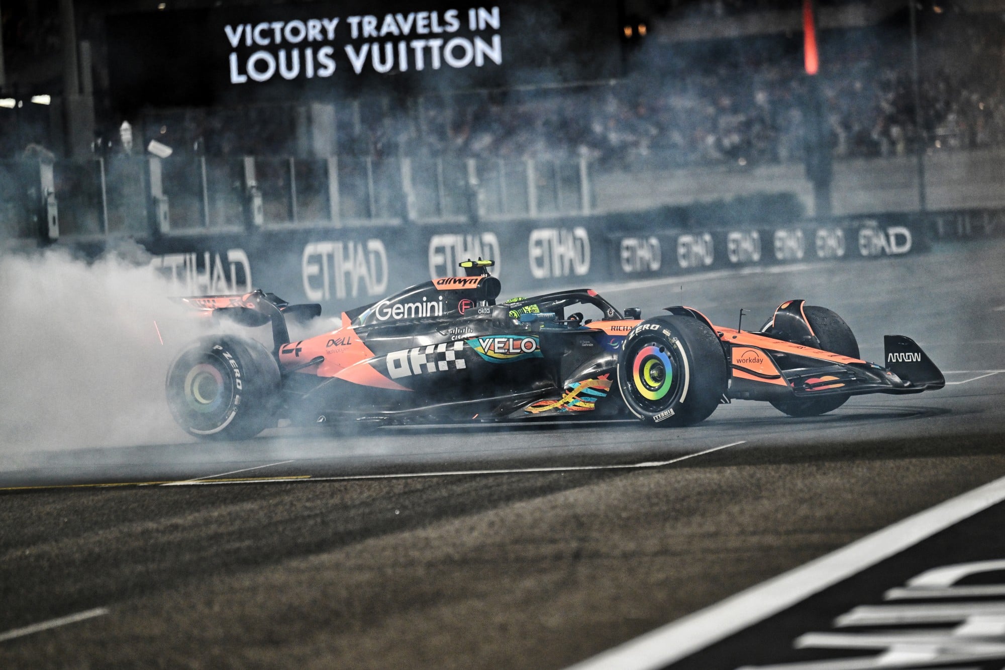 F1: Confira as imagens do GP de Abu Dhabi 2025 Third placed World Champion Lando Norris (GBR) McLaren MCL39 celebrates with doughnuts at the end of the race.