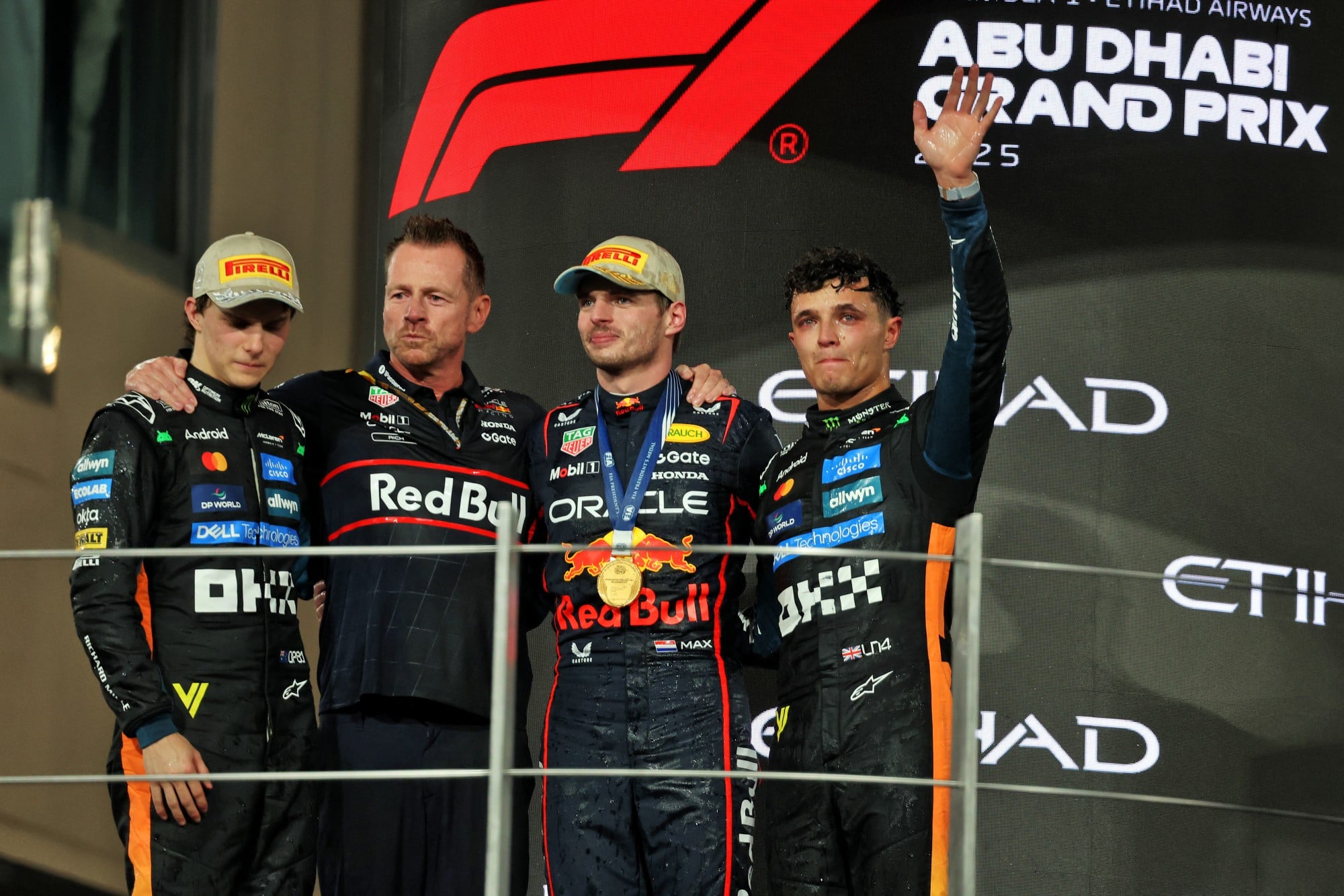F1: Confira as imagens do GP de Abu Dhabi 2025 The podium (L to R): Oscar Piastri (AUS) McLaren, second; Richard Wolverson (GBR) Red Bull Racing Head of Race Team Operations; Max Verstappen (NLD) Red Bull Racing, race winner; Lando Norris (GBR) McLaren, third.