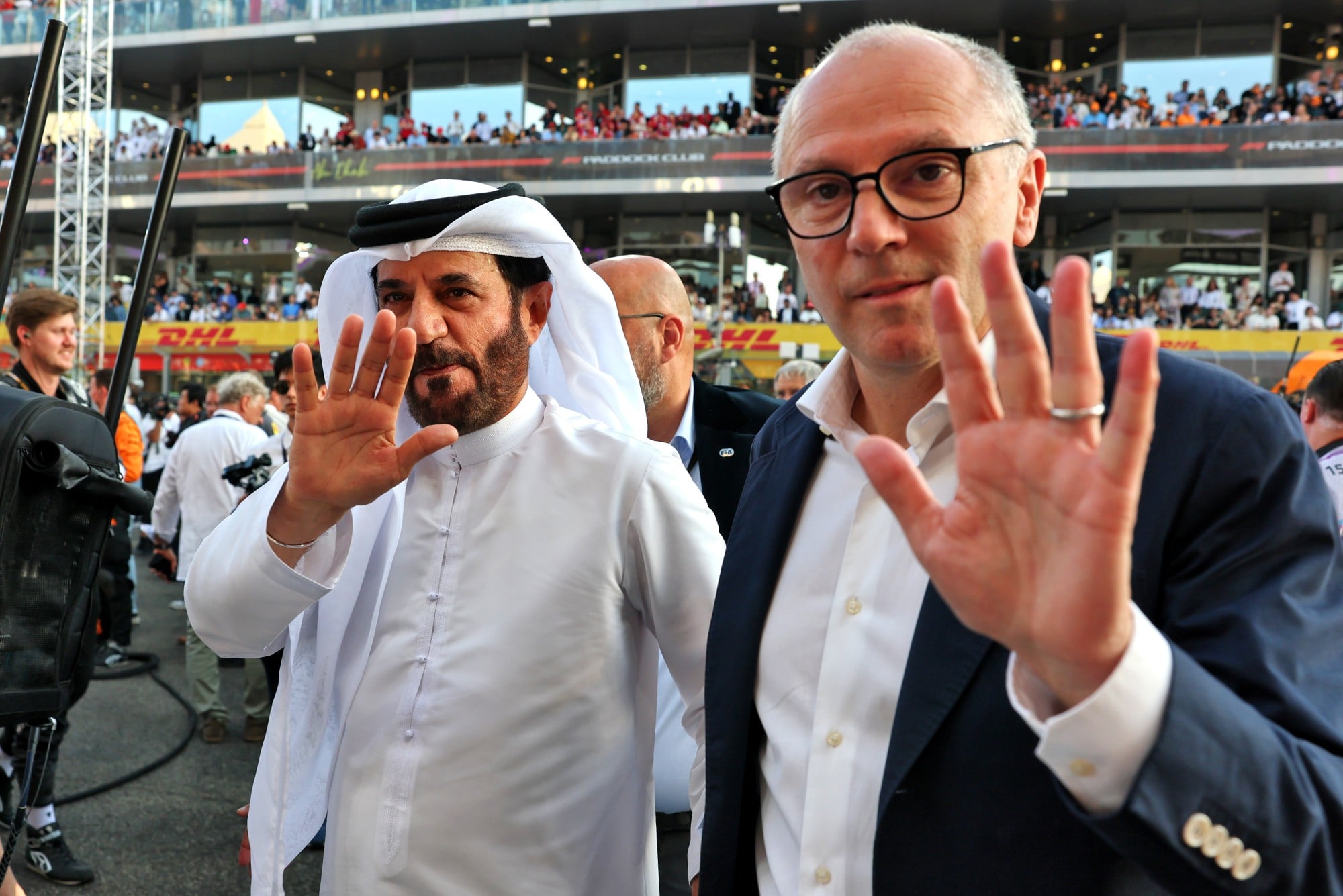 Mohammed Ben Sulayem é reeleito e garante segundo mandato na presidência da FIA (L to R): Mohammed Bin Sulayem (UAE) FIA President and Stefano Domenicali (ITA) Formula One President and CEO on the grid.