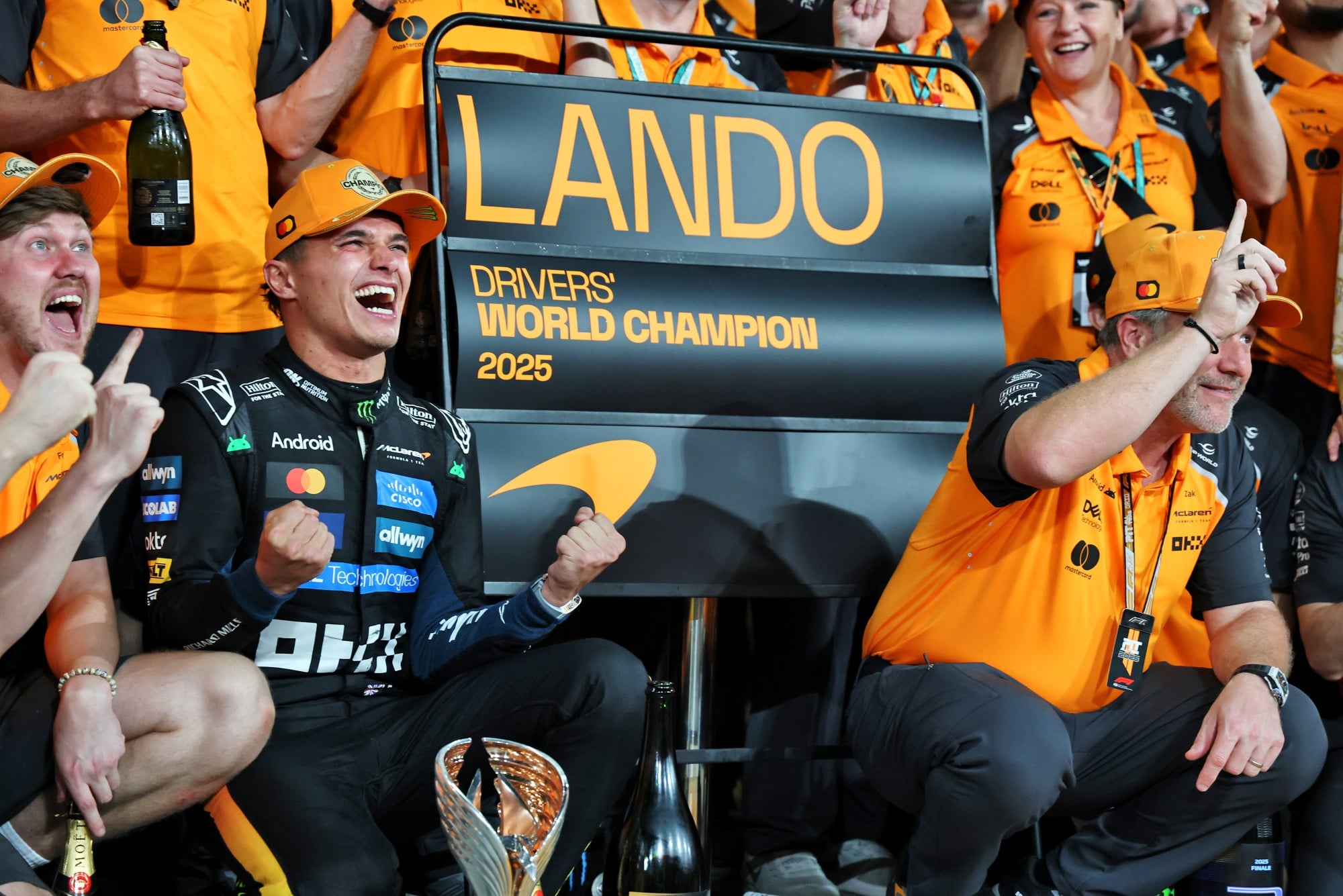 F1: Norris explica escolha de utilizar novo número em 2026 após título mundial World Champion Lando Norris (GBR) McLaren celebrates with the team.