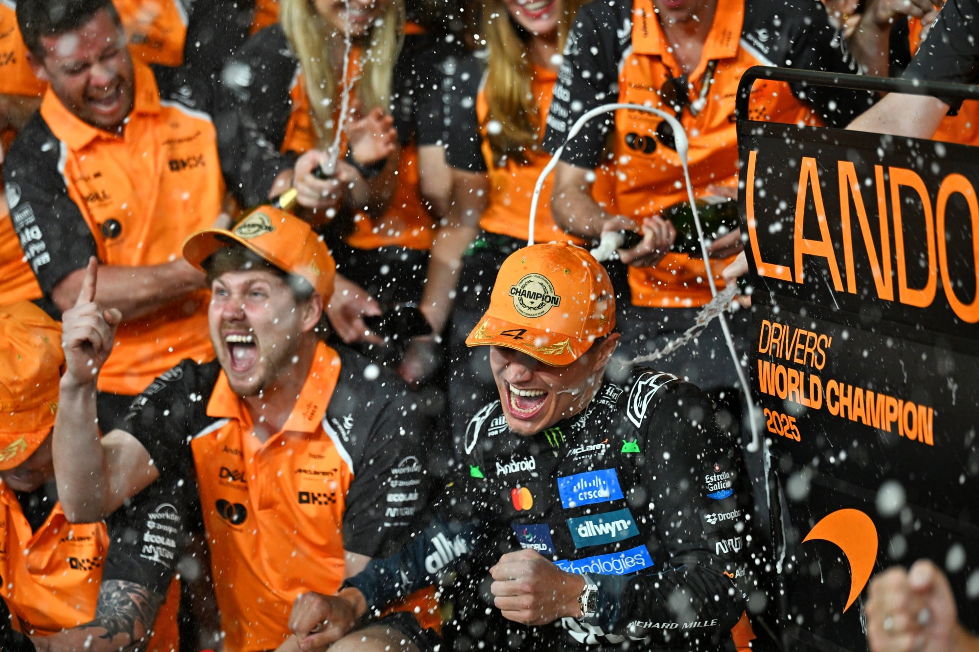 Entre lágrimas, dúvidas e honestidade: como Lando Norris conquistou o mundo World Champion Lando Norris (GBR) McLaren celebrates with the team.