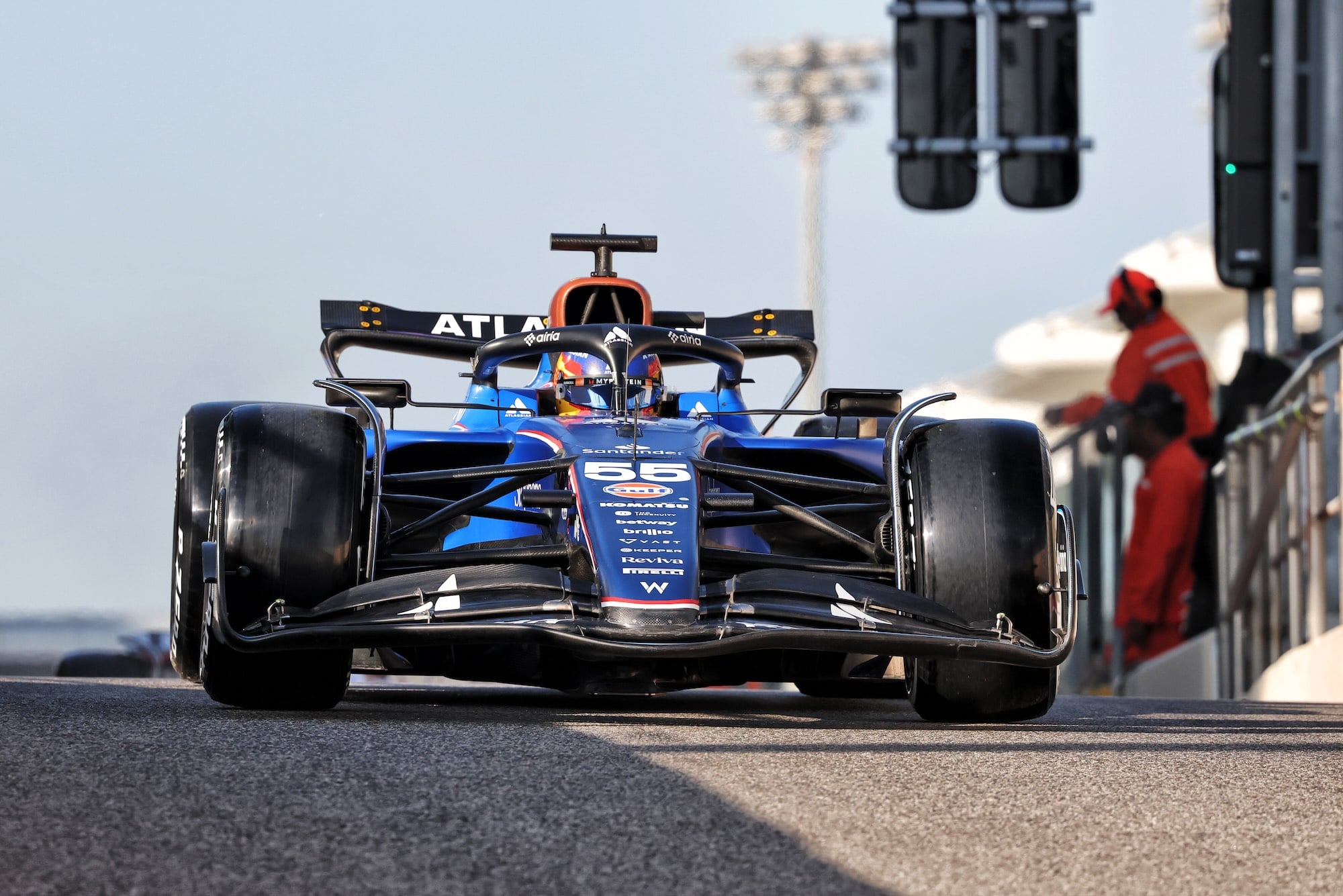 F1: Sainz se esquiva sobre comentários sobre Ferrari sentir sua falta: "Não posso responder" Carlos Sainz (ESP) Atlassian Williams Racing FW47.