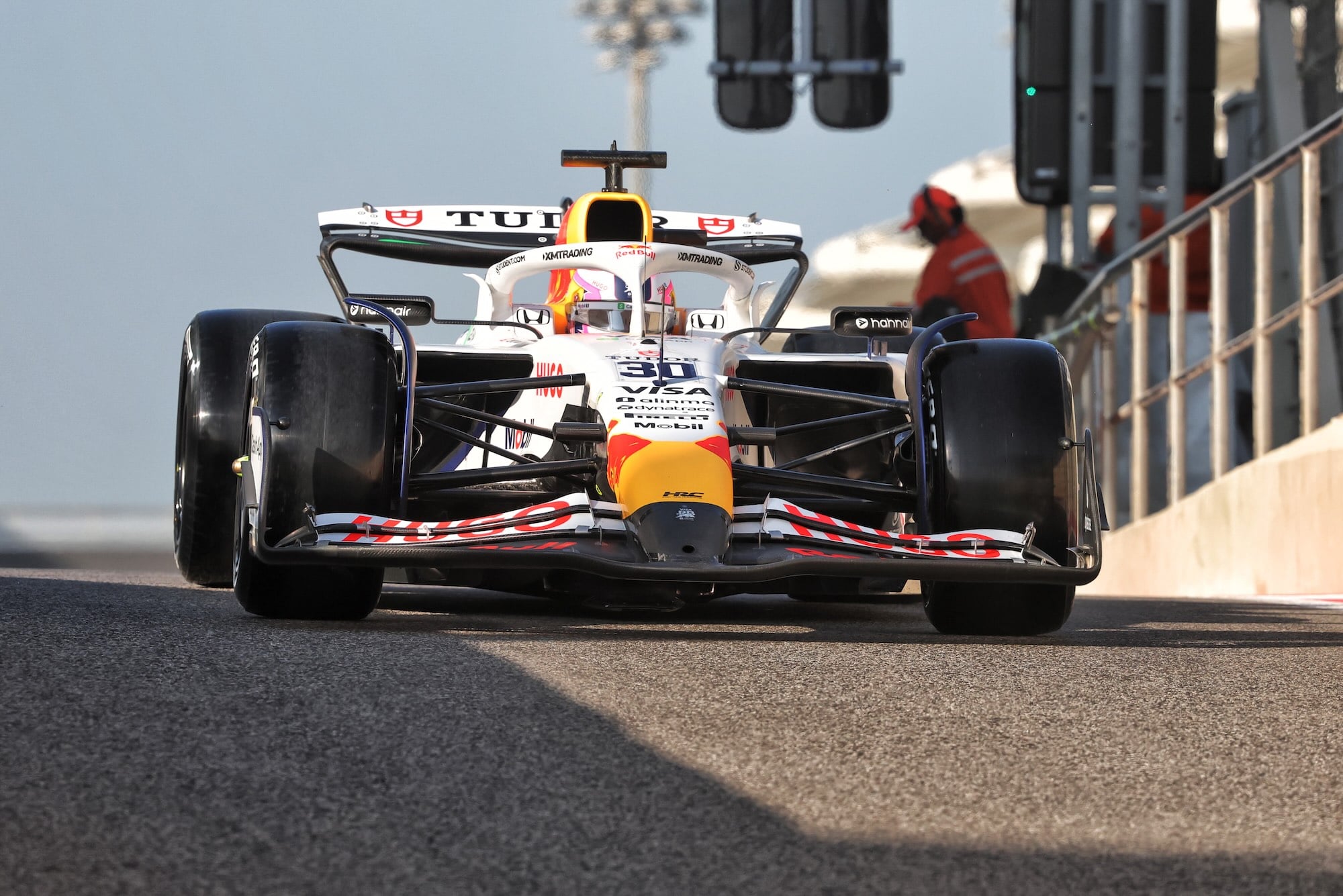 F1: Racing Bulls projeta evolução com novos pneus e regulamentos de 2026 Liam Lawson (NZL) Racing Bulls VCARB 02.