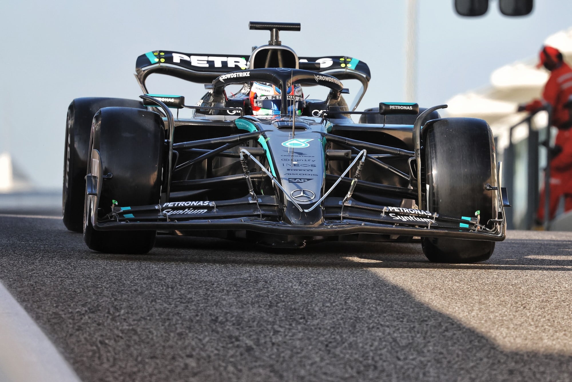 F1: Pilotos criticam ataque online contra Antonelli Andrea Kimi Antonelli (ITA) Mercedes AMG F1 W16 - tubes in the front wing nosecone.