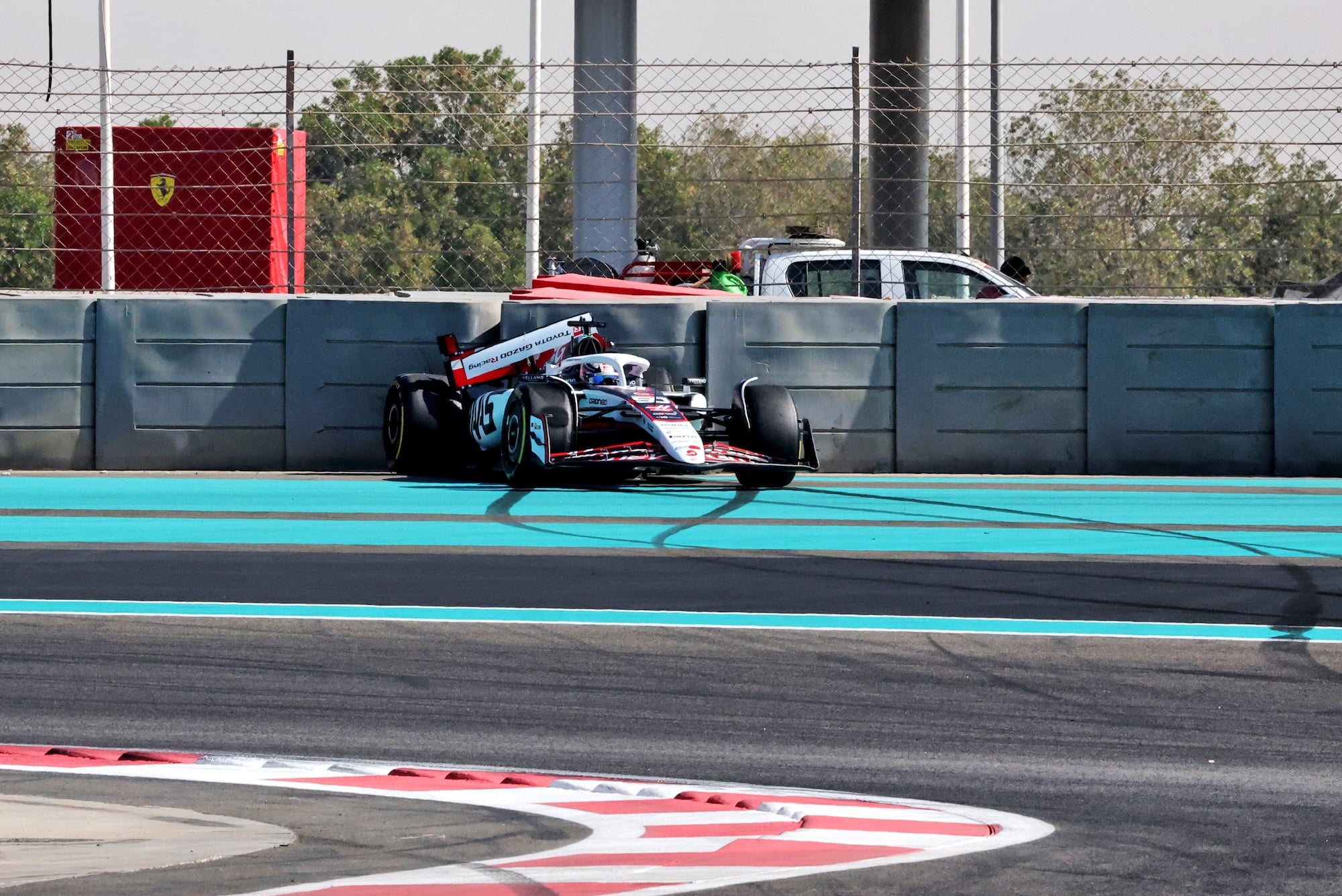 F1: Hirakawa provoca bandeira vermelha na manhã da pós-temporada em Abu Dhabi Ryo Hirakawa (JPN) Haas VF-25 Reserve Driver crashed at the first corner.