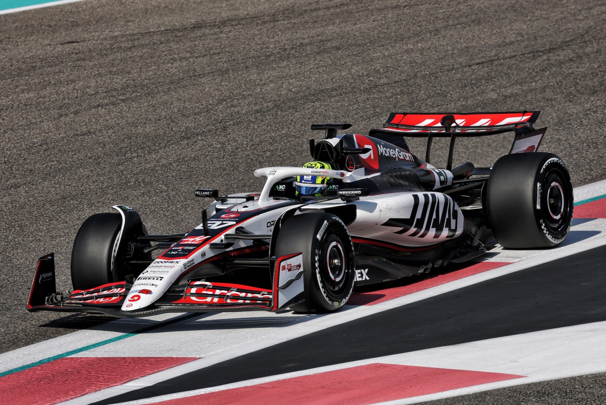 F1: Crawford termina como mais rápido pós-temporada em Abu Dhabi Oliver Bearman (GBR) Haas VF-25.