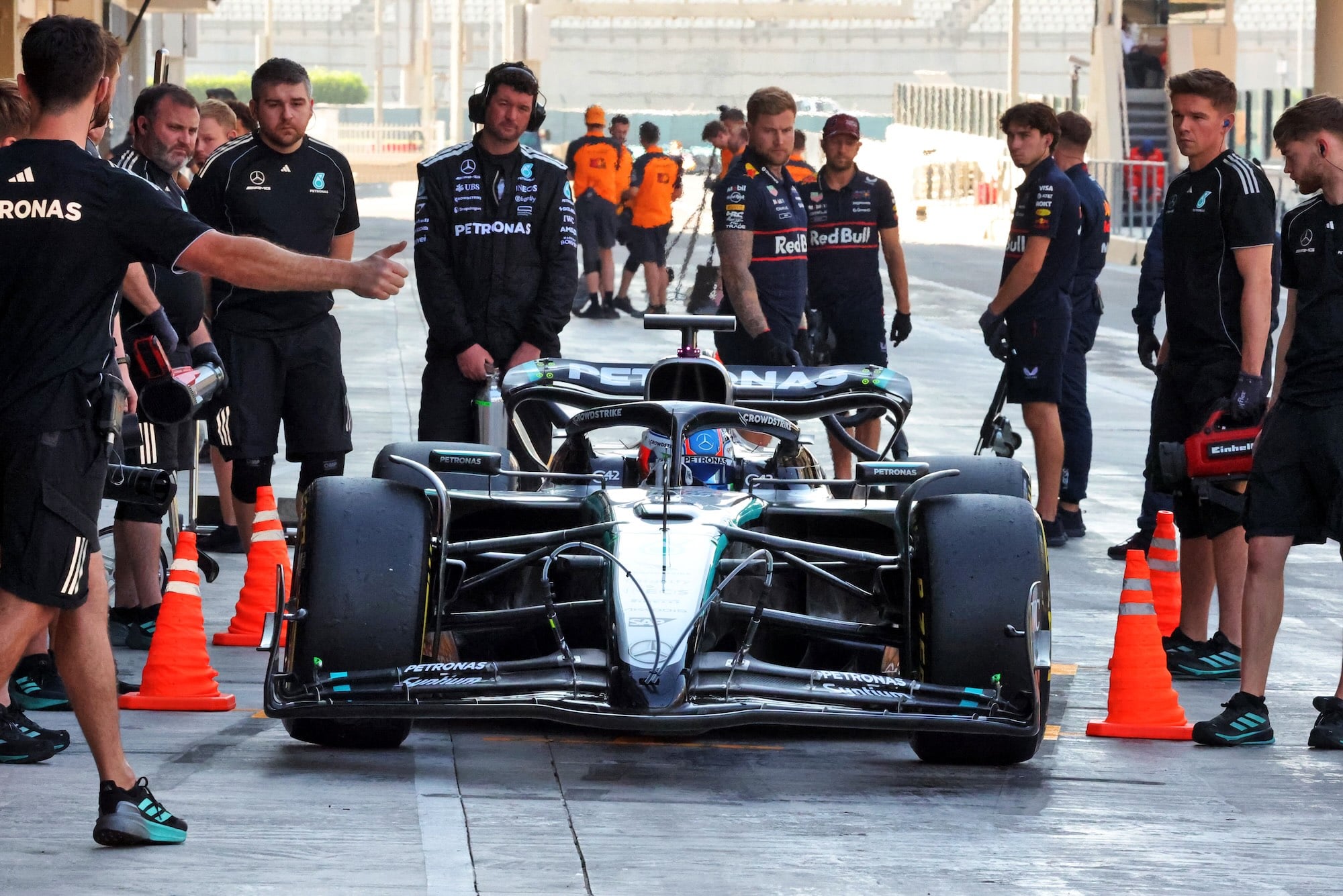 F1: Asa dianteira experimental da Mercedes chama atenção no teste de pós-temporada Andrea Kimi Antonelli (ITA) Mercedes AMG F1 W16.