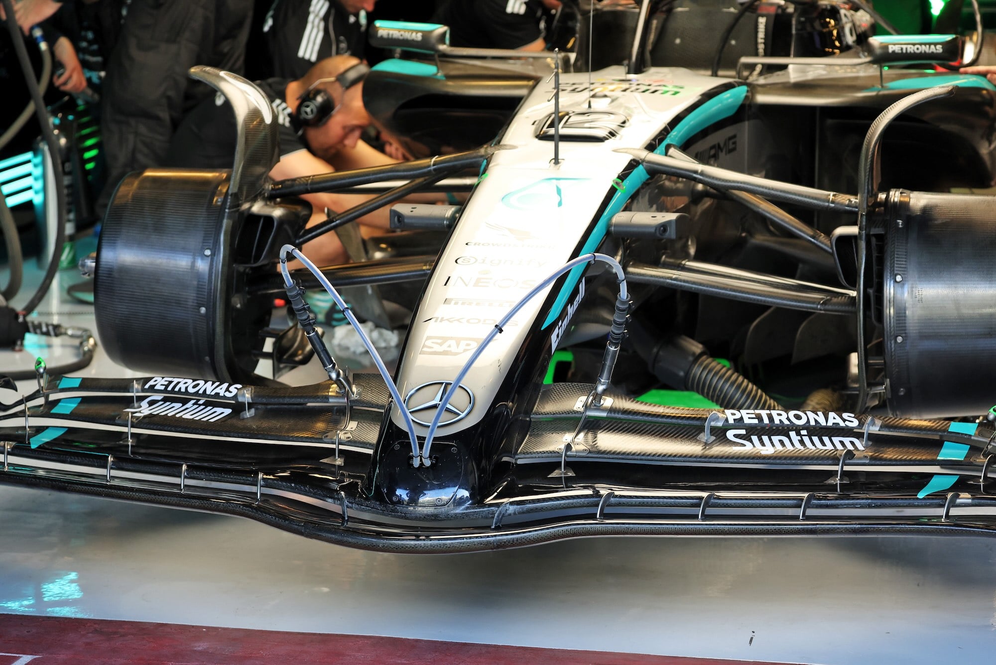 F1 hoje: Saída de Marko, futuro de Bortoleto e destaques em Abu Dhabi Andrea Kimi Antonelli (ITA) Mercedes AMG F1 W16 - tubes in the front wing nosecone.