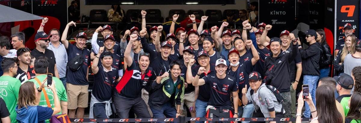 Japoneses que vieram reconstruir fábrica da Toyota visitam a Stock Car