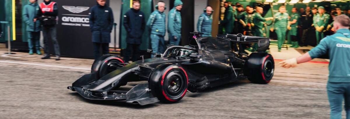 F1: Em clima de suspense, Aston Martin leva AMR26 para a pista em Barcelona