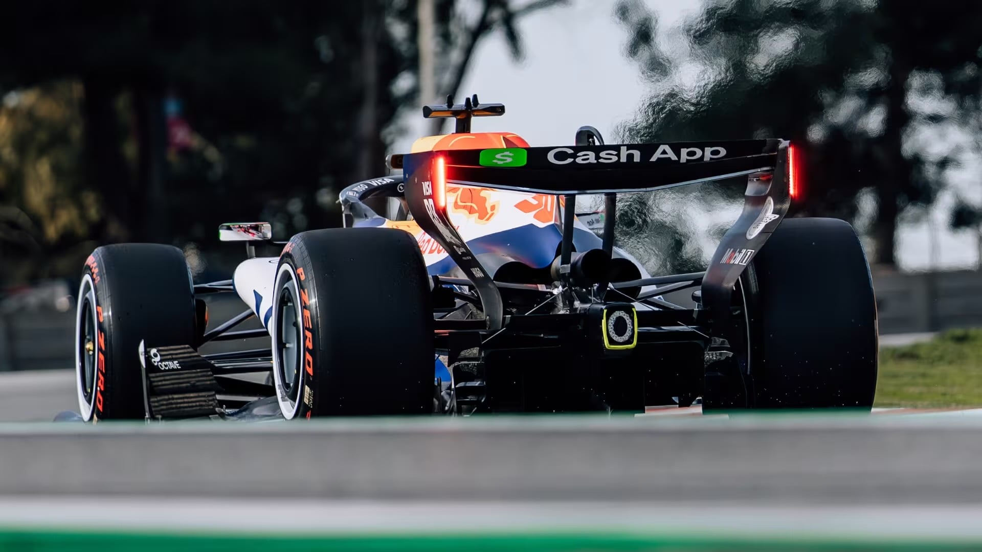 F1: Red Bull recebe sinais positivos do motor em estreia nos testes de pré-temporada Liam Lawson (Racing Bulls) - Testes Barcelona F1 2026