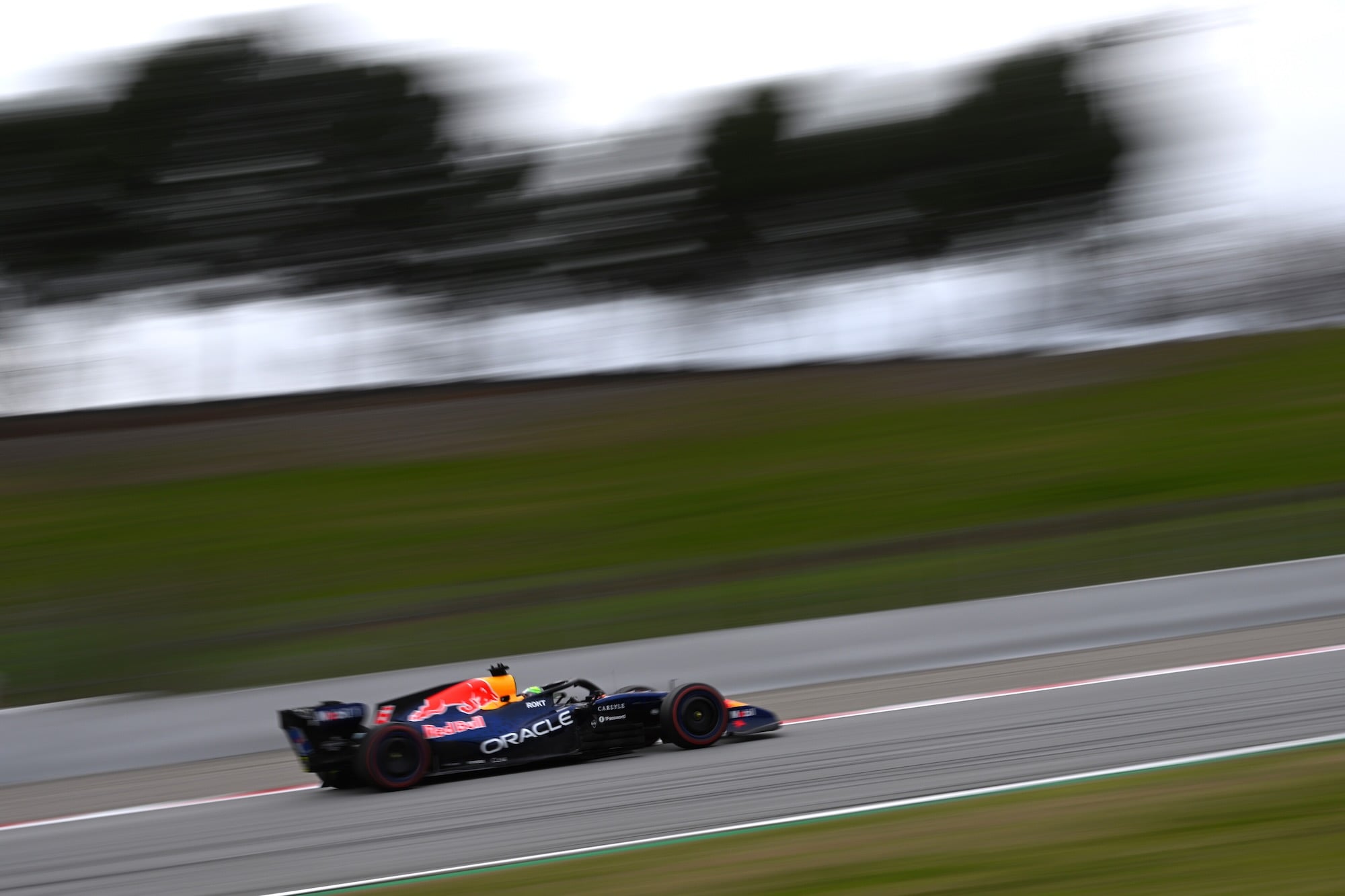 F1: Red Bull fica fora da pista na quinta e aguarda peças em Barcelona MONTMELO, SPAIN - JANUARY 26: Isack Hadjar of France driving the (6) Oracle Red Bull Racing RB22 on track during day one of F1 Shakedown at Circuit de Catalunya on January 26, 2026 in Montmelo, Spain. (Photo by Rudy Carezzevoli/Getty Images) // Getty Images // SI202601260504 // Usage for editorial use only //
