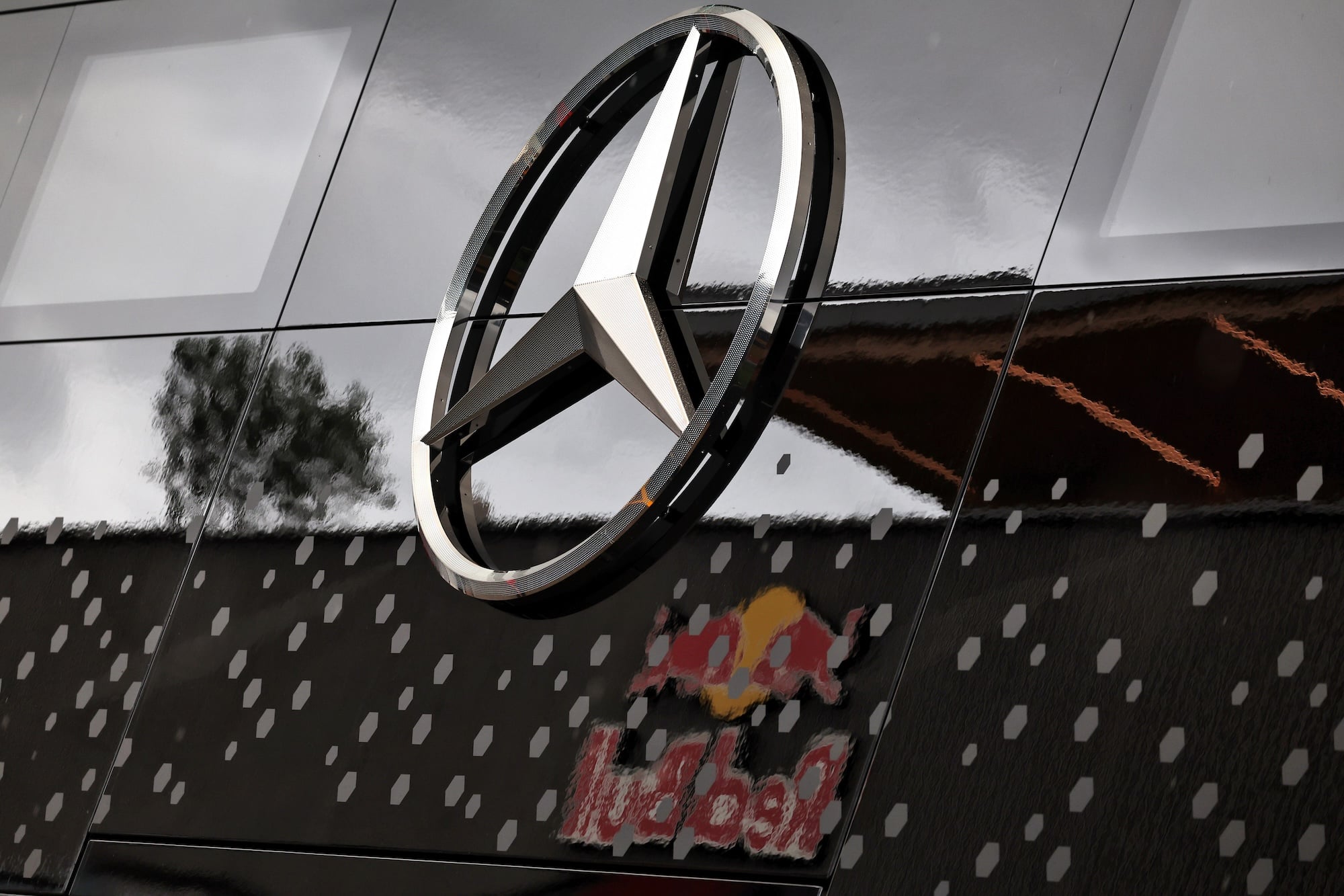 F1: McLaren deve ser considerada tão forte quanto a Mercedes em 2026 Mercedes AMG F1 logo.