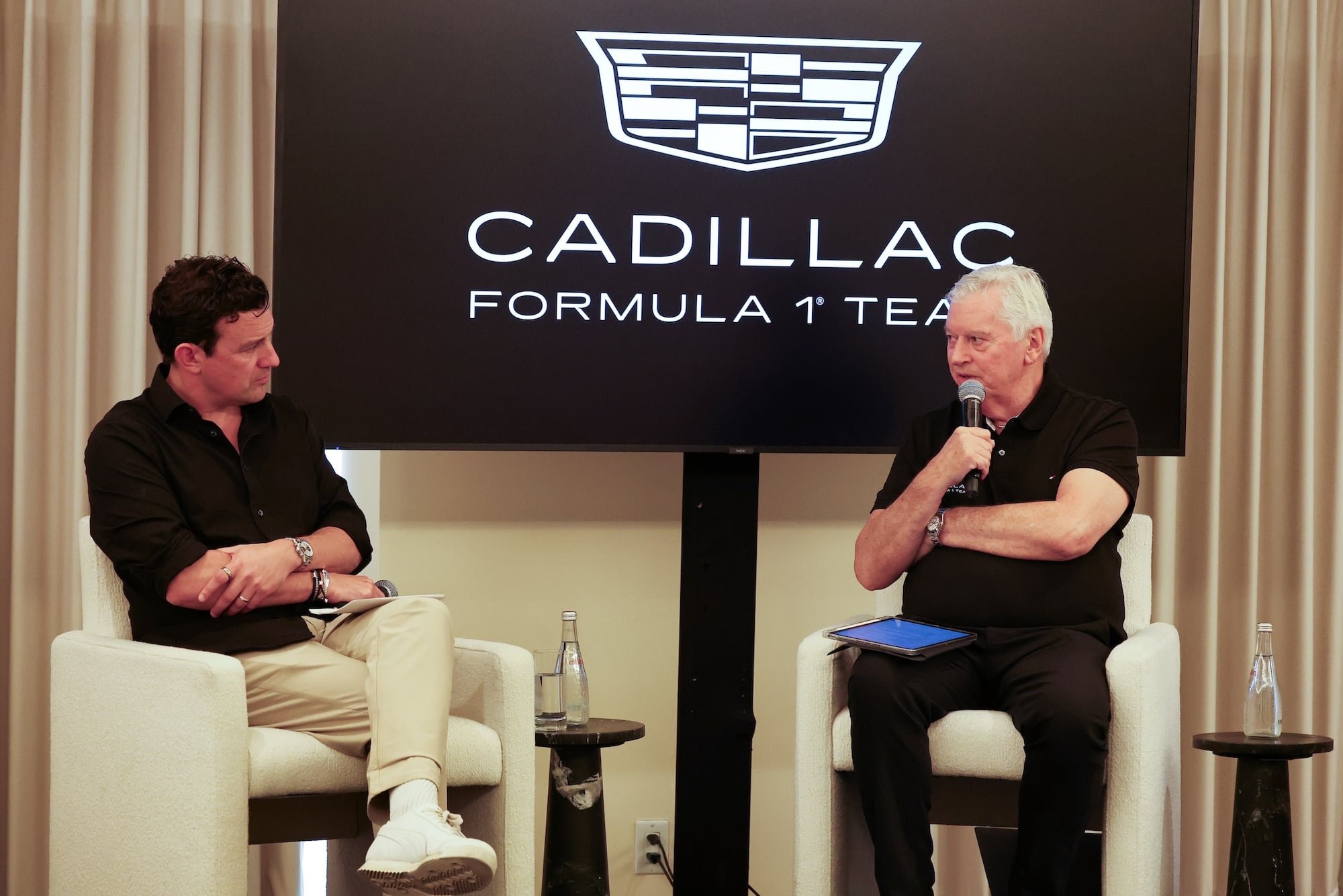 F1: Cadillac descarta copiar rivais e limita compra de peças da Ferrari (L to R): Will Buxton (GBR) with Pat Symonds (GBR) Cadillac Formula 1 Team Executive Engineering Consultant - Team Fireside Chat at the Fairmont Austin.