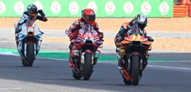 MotoGP: Acosta vence Sprint na Tailândia após batalha com Márquez