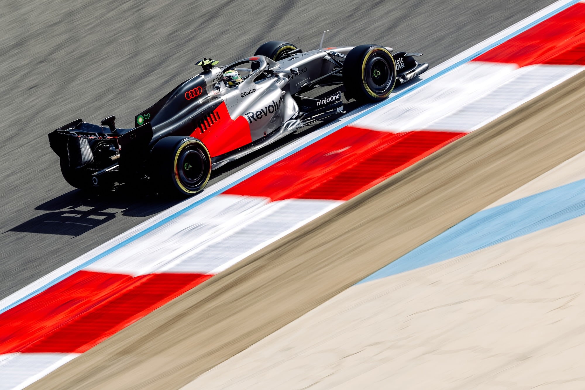 F1: Audi segue caminho da Alpine com nova asa traseira no R26 Testes Audi F1 2026 - Bahrein