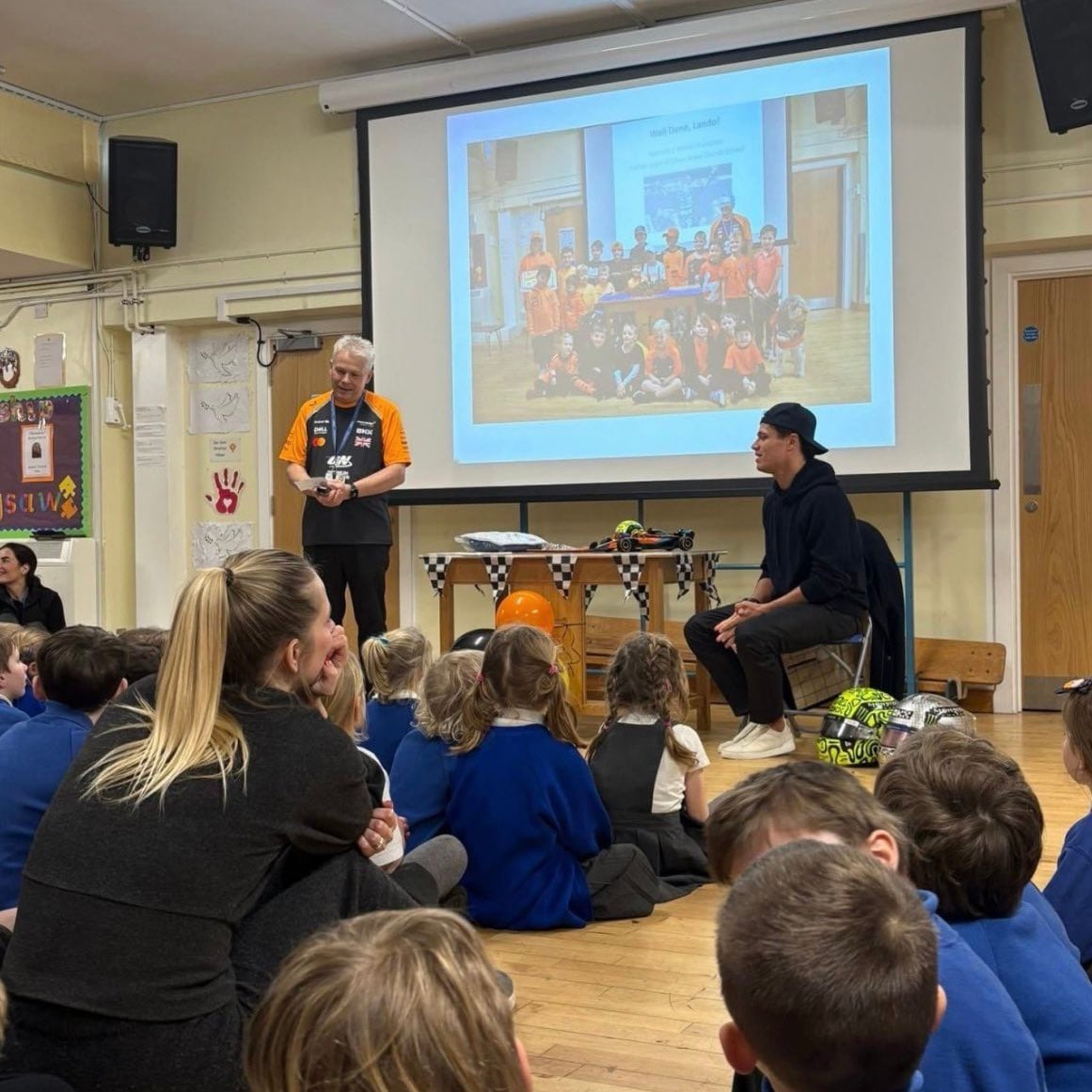 F1: Norris visita antiga escola e responde pergunta de jovens alunos