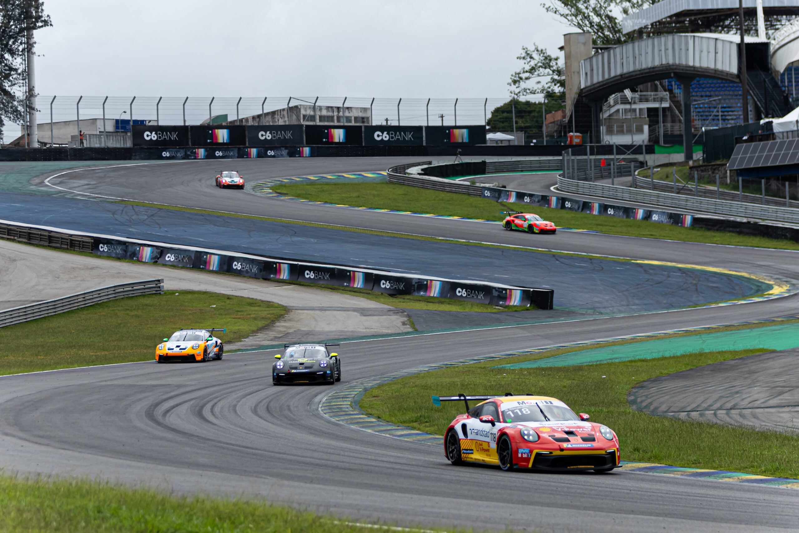 Porsche Cup tem 14 carros no mesmo segundo em SP e liderança de Marçal Muller