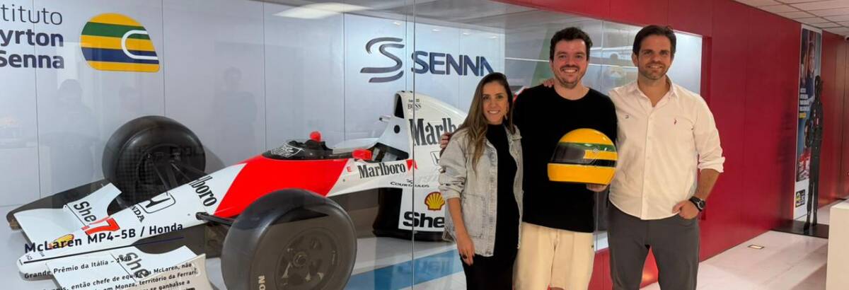 Gaules visita Sede da Senna Brands e Instituto Ayrton Senna e se emociona com objetos do acervo do ídolo