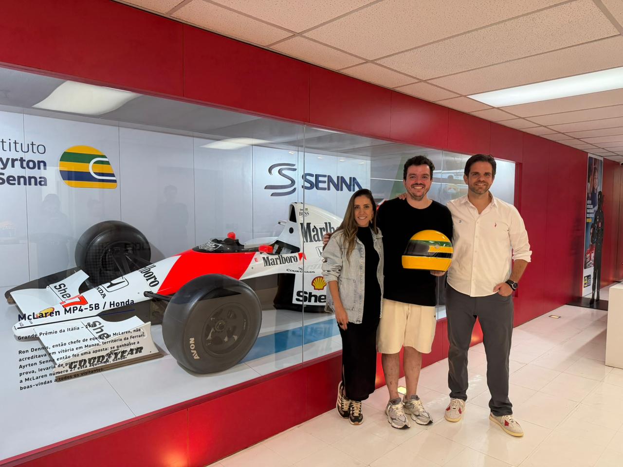 Gaules visita Sede da Senna Brands e Instituto Ayrton Senna e se emociona com objetos do acervo do ídolo Gaules