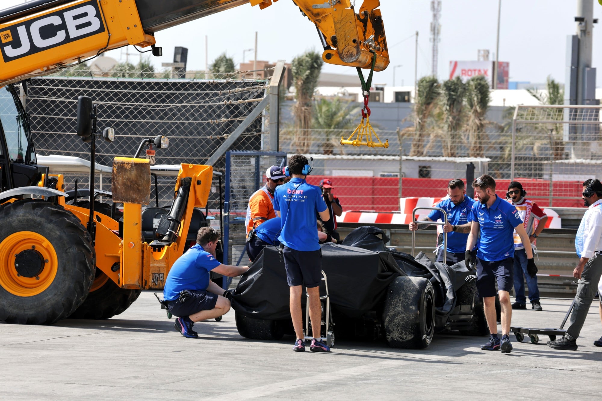 Mechanics recover the Alpine F1 Team A526 of Franco Colapinto (ARG) who stopped on the circuit.