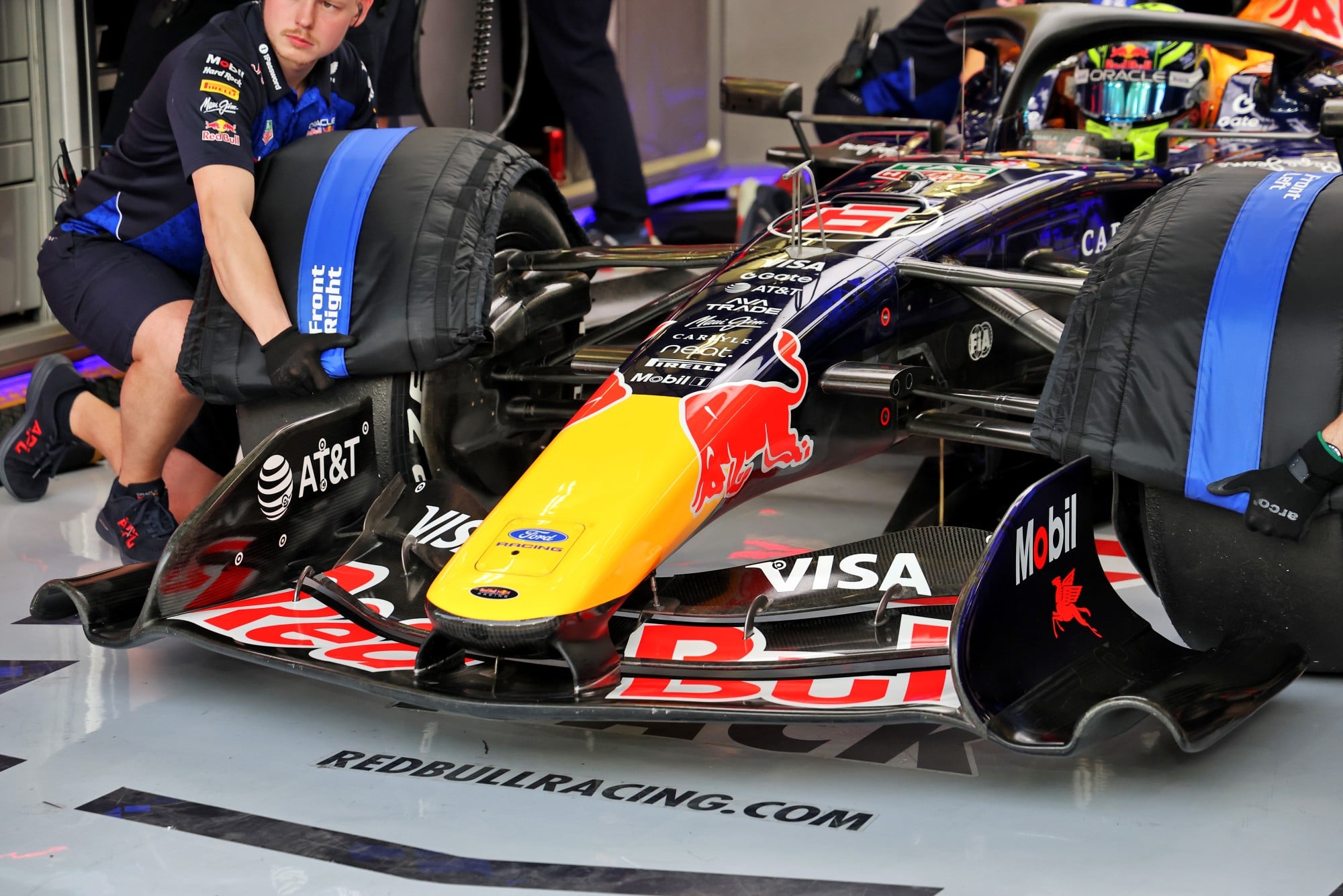 Isack Hadjar (FRA) Red Bull Racing RB22 - front wing.